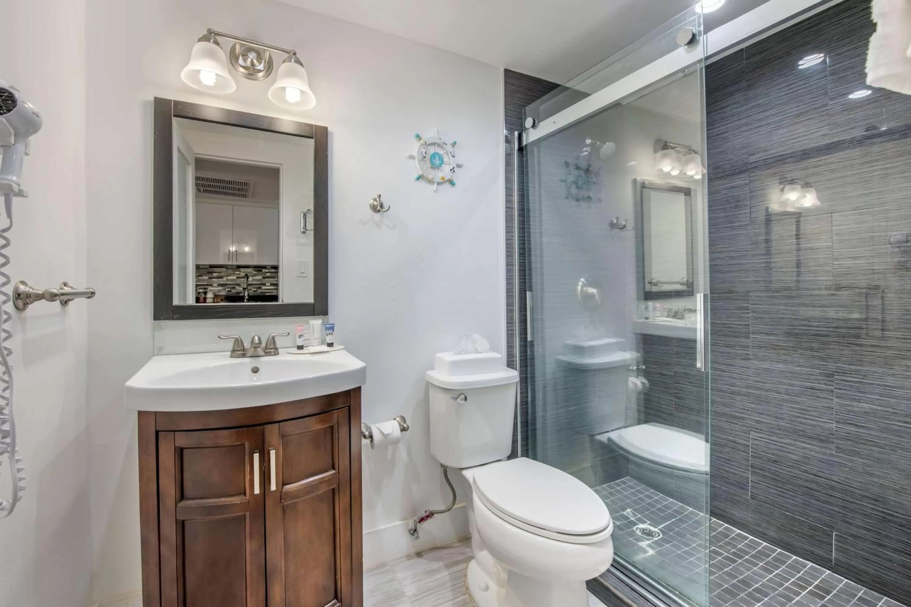 TV and multimedia in Ramada Plaza by Wyndham Marco Polo Beach Resort