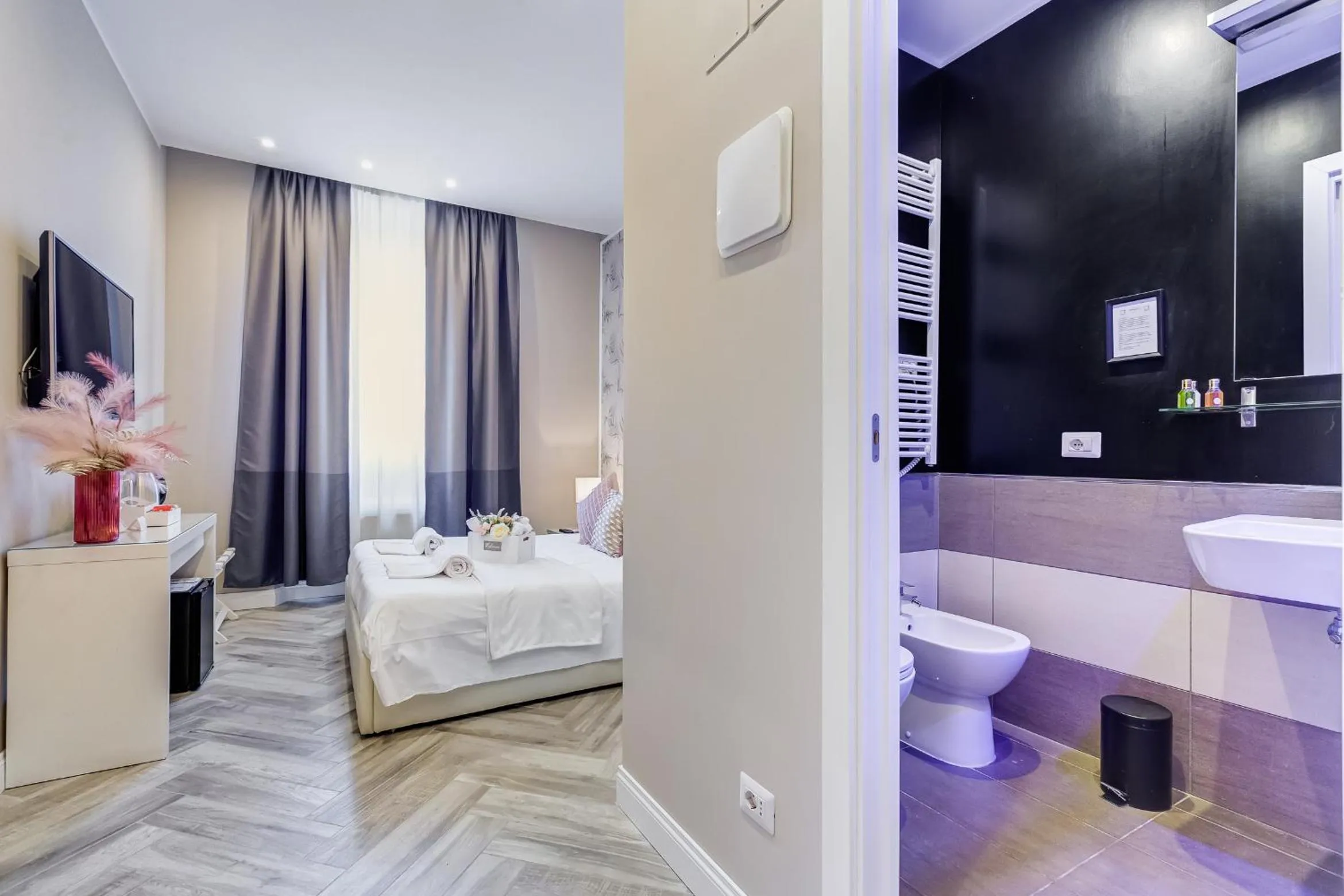 Bathroom, Bed in Hanky Suite