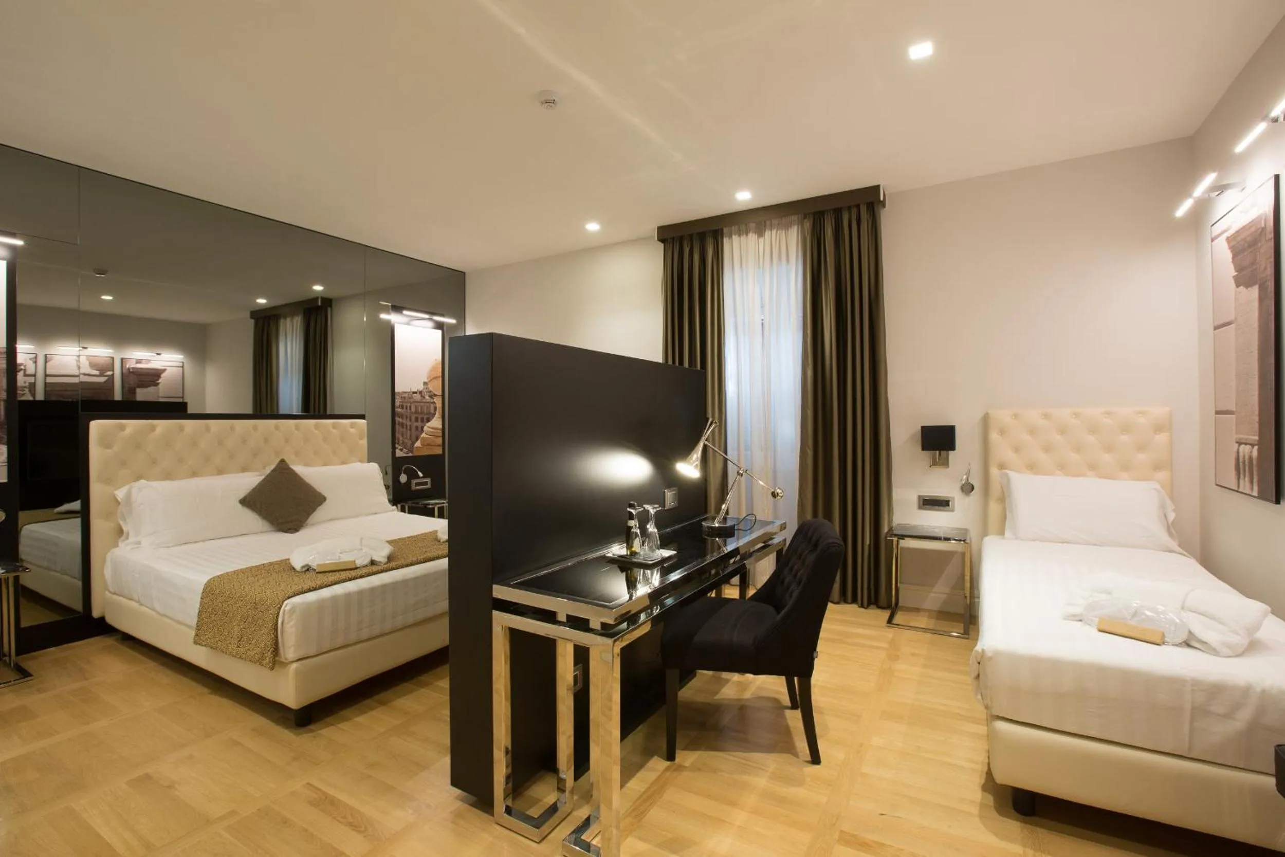 Bedroom, Bed in Floris Hotel