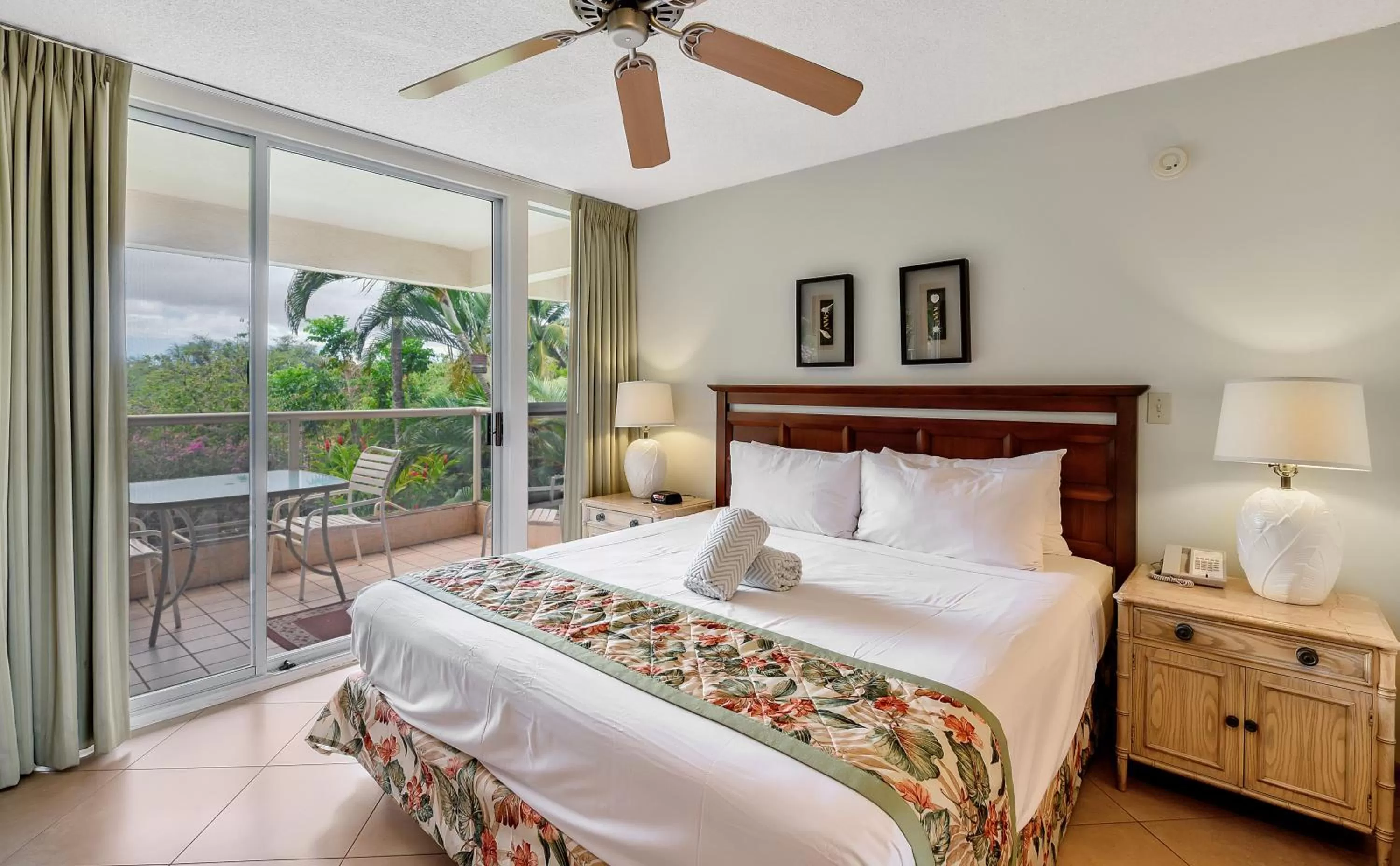 Bed in Castle Maui Banyan