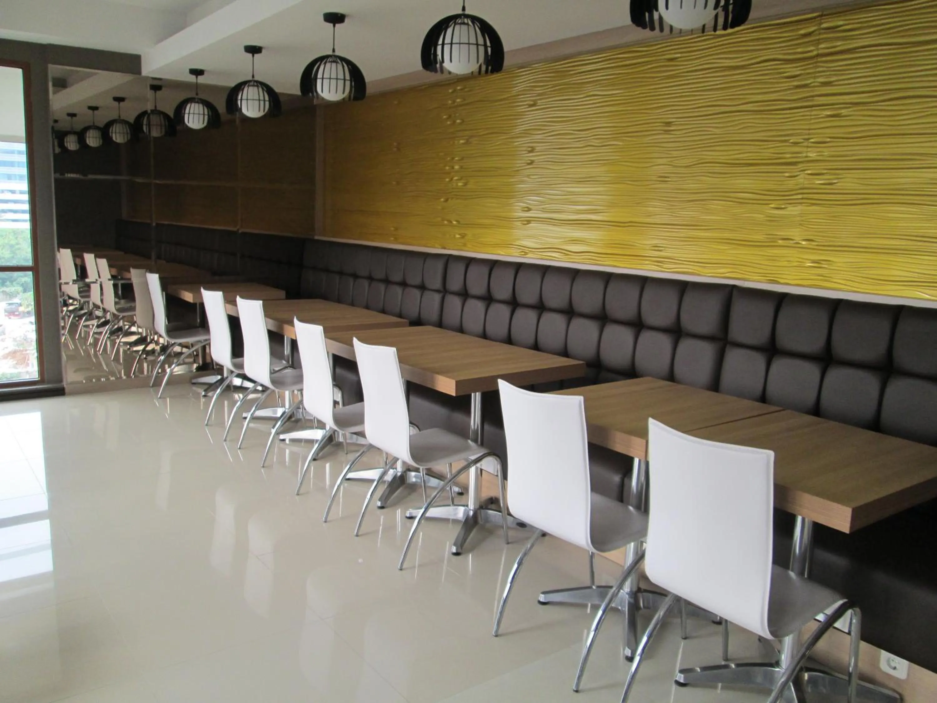 Restaurant/places to eat in Rasuna Mansion