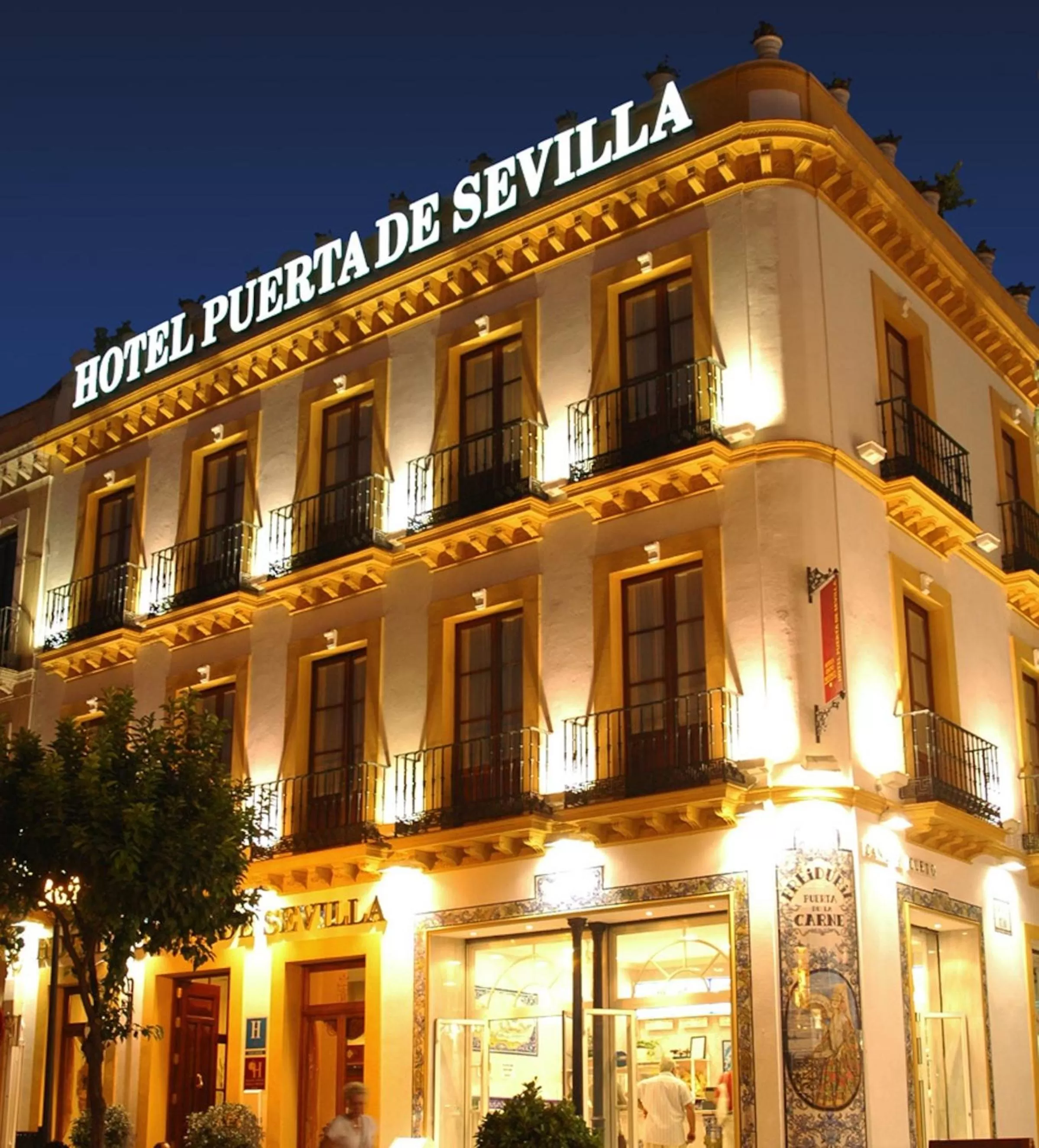 Facade/entrance in Basic Hotel Puerta de Sevilla