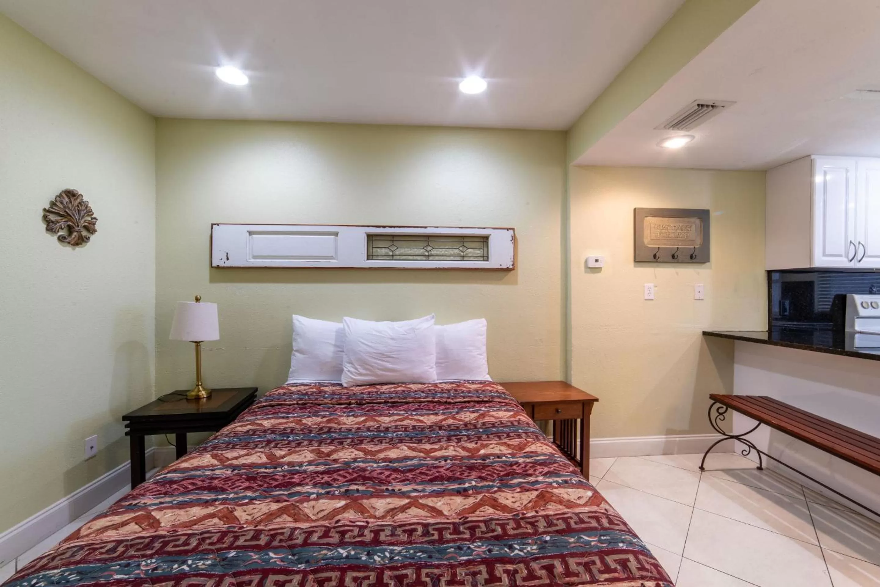 Bed in Captain's Table Hotel by Everglades Adventures