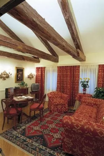 Photo of the whole room, Bed in San Marco Palace