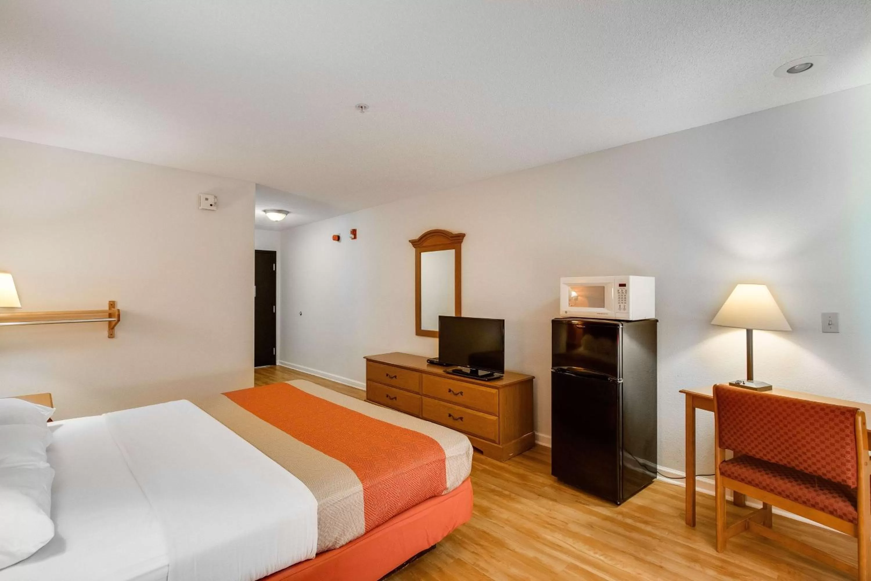 TV and multimedia, Bed in Motel 6-Hinesville, GA