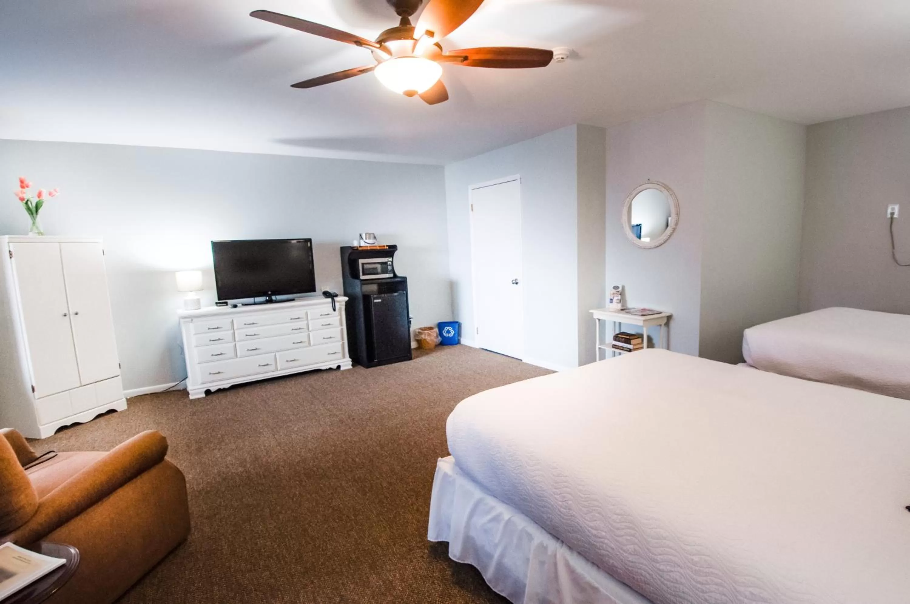 Photo of the whole room, Bed in East Shore Lodging