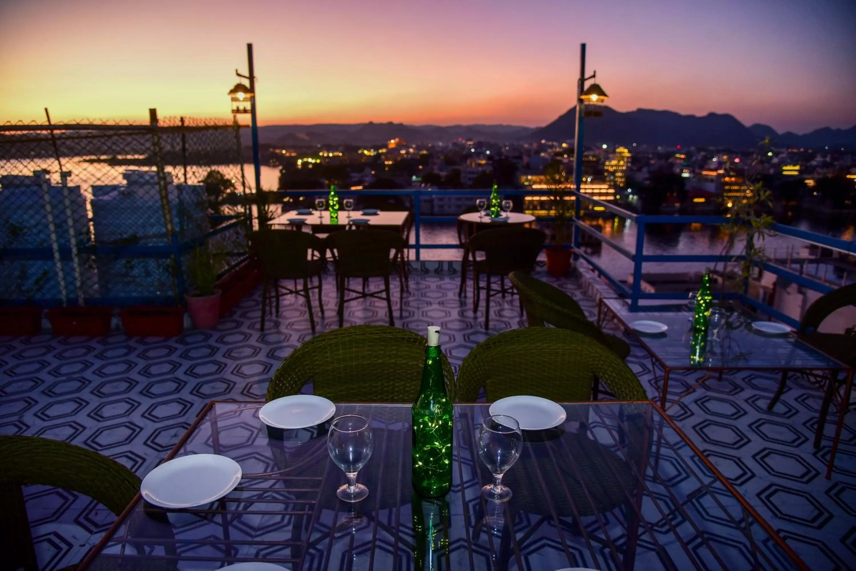 Restaurant/places to eat in Hotel Casa by the lake