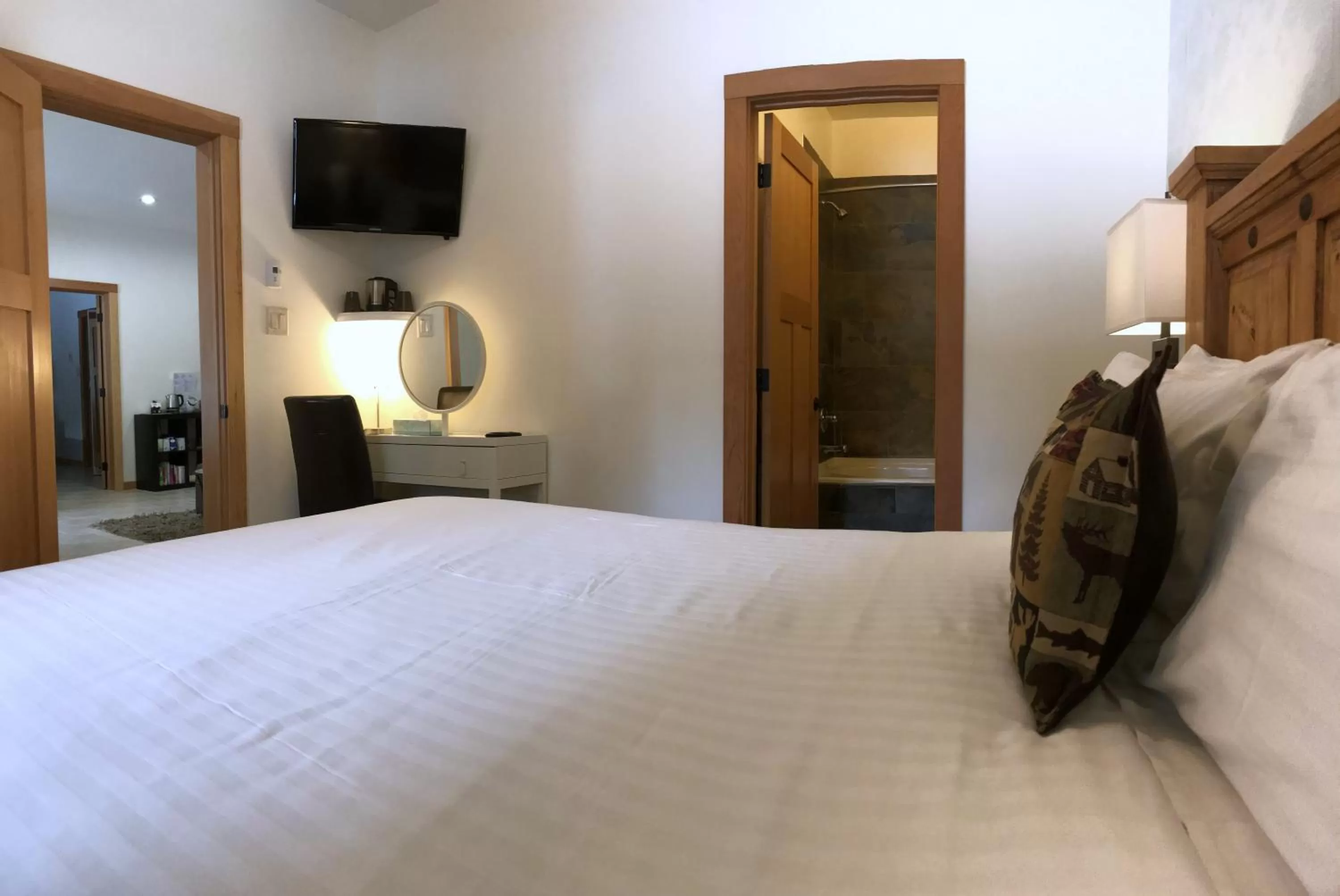 Photo of the whole room, Bed in Canyon Ridge Lodge