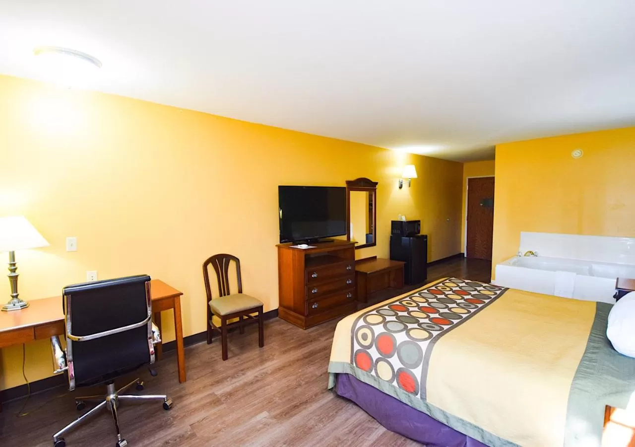 Photo of the whole room, Bed in Super 8 by Wyndham Searcy AR