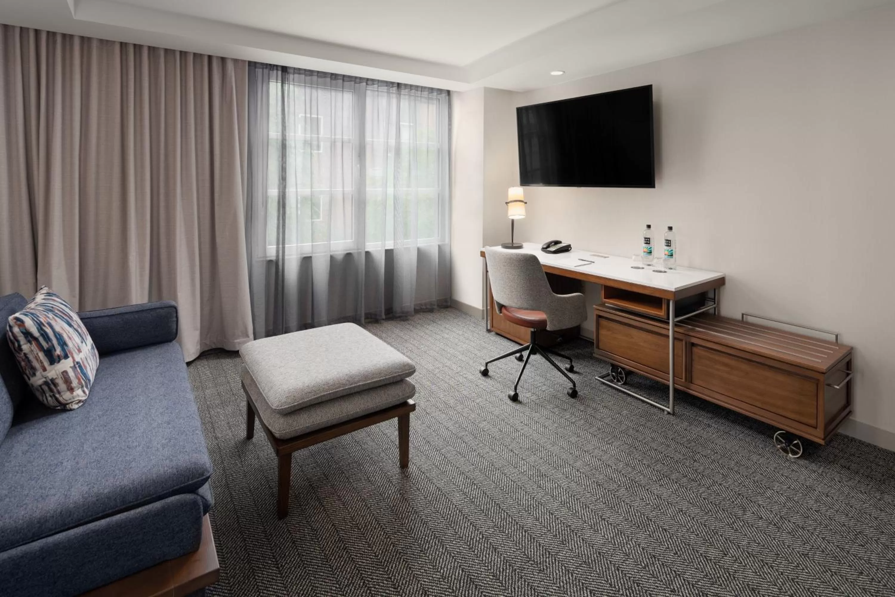 Living room in Courtyard by Marriott Seattle Bellevue/Downtown