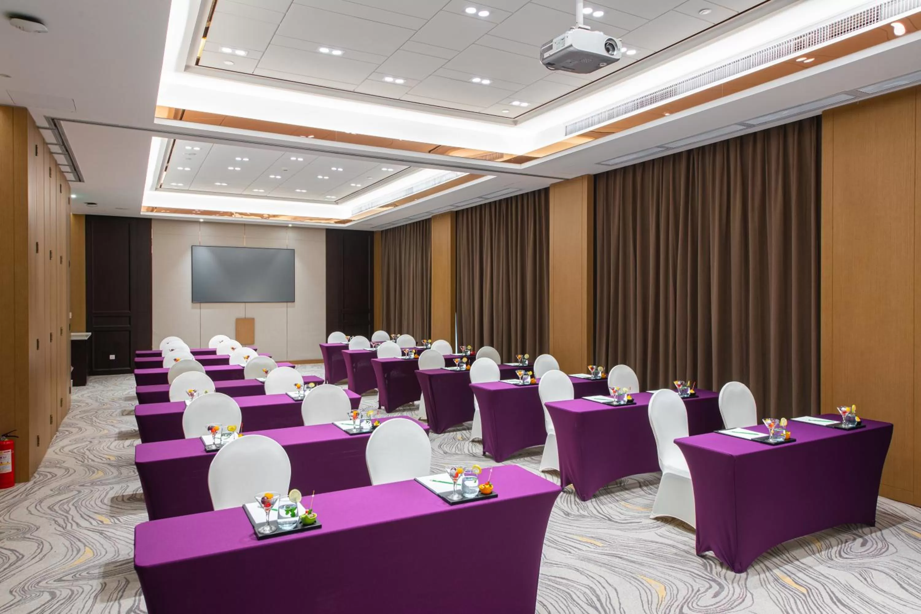 Meeting/conference room in Holiday Inn Wuhan Riverside by IHG