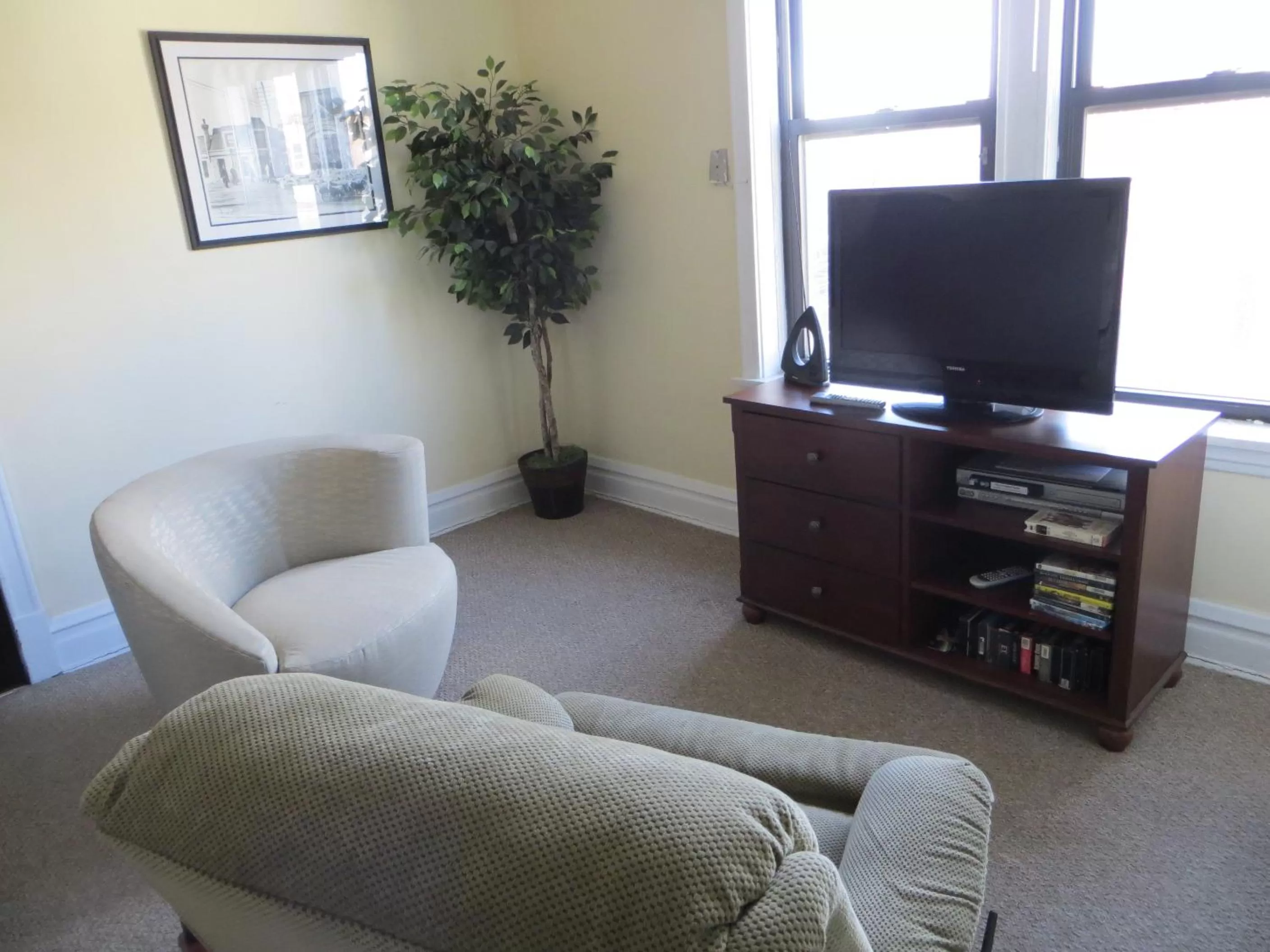 TV and multimedia, TV/Entertainment Center in The Polo Inn Bridgeport U.S.A.