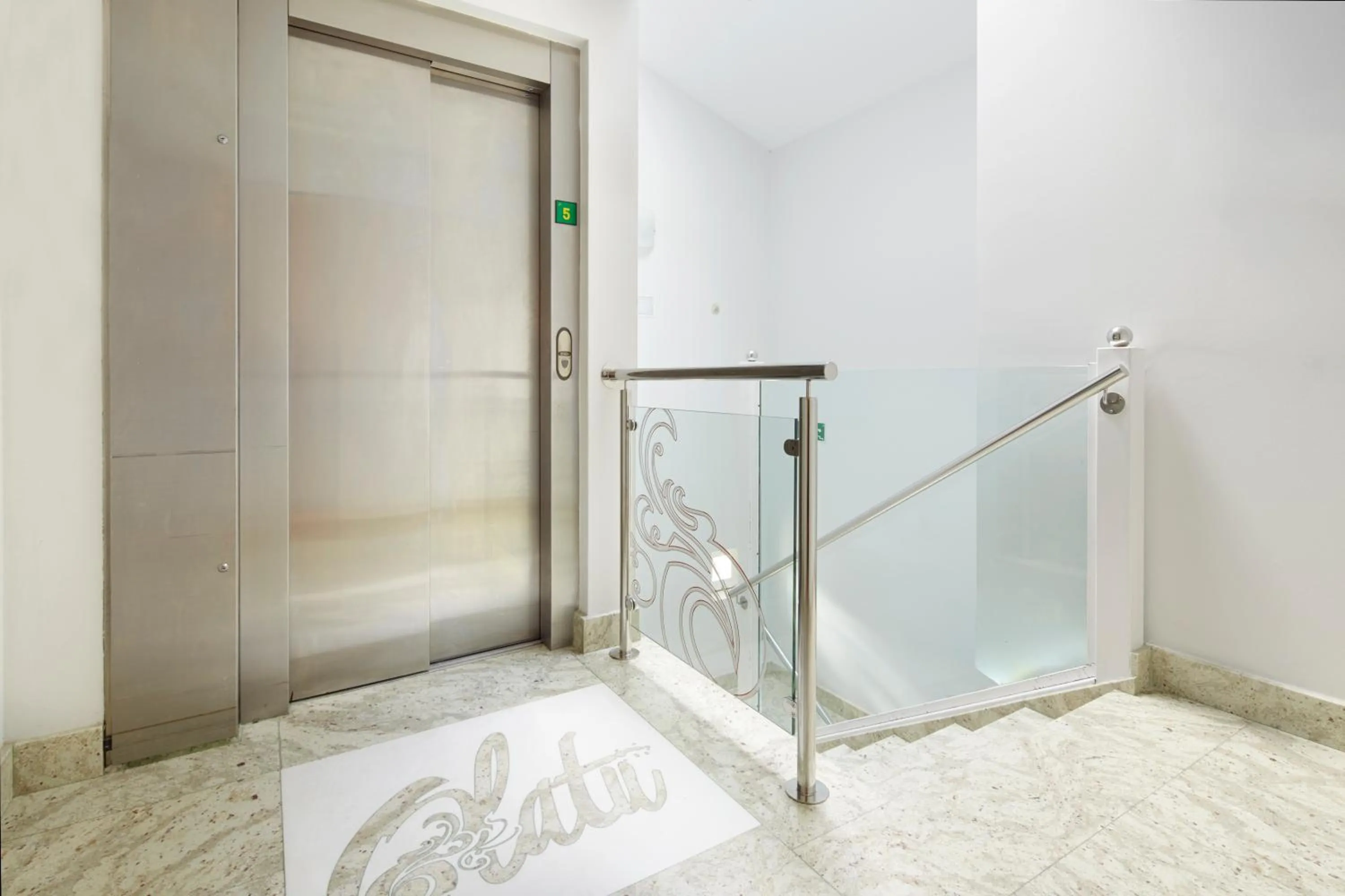 elevator in Hotel Olatu