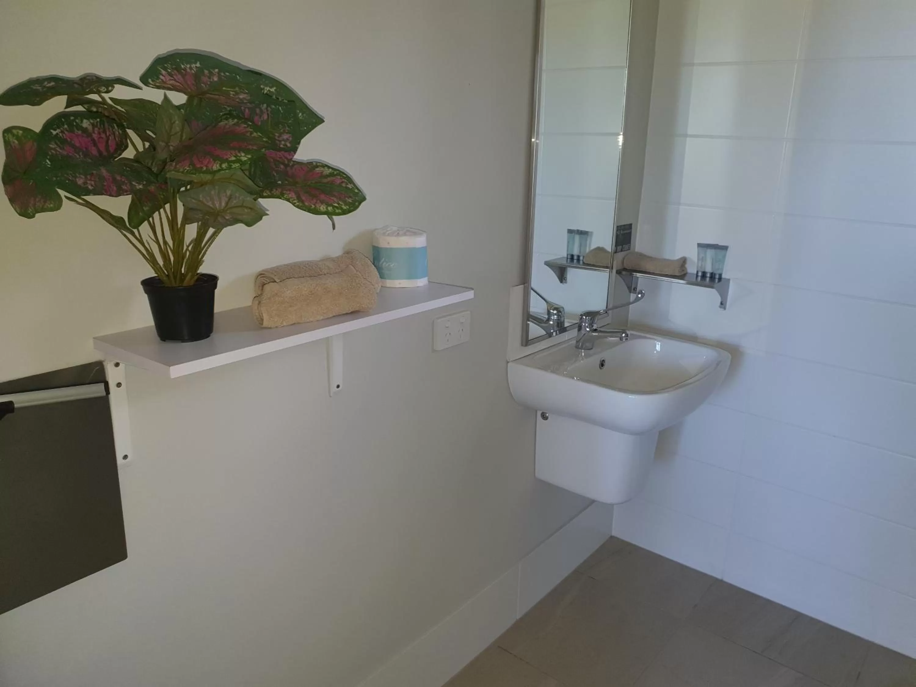 Toilet in Narangba Motel (formerly Brisbane North B&B and Winery)