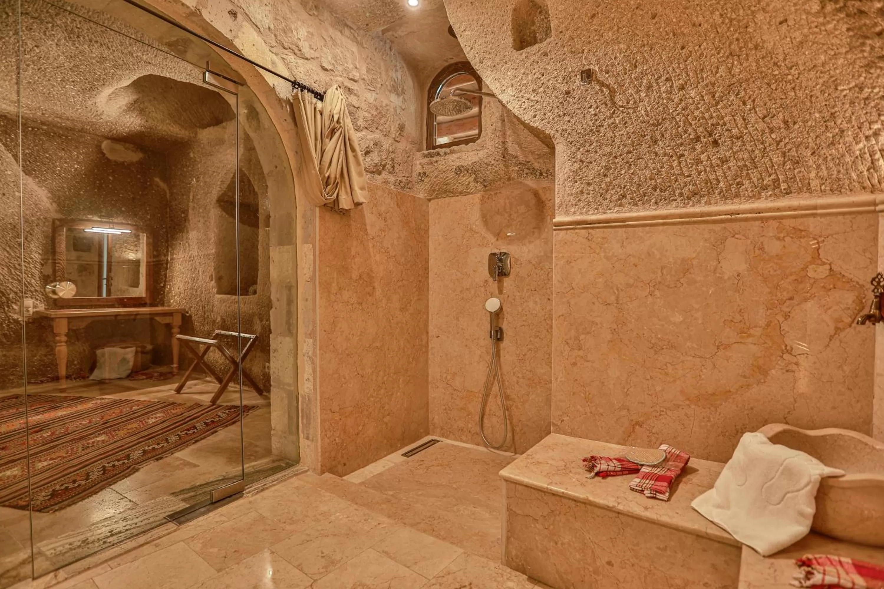 Shower in Şah Saray Cave Suites Halal Hotel