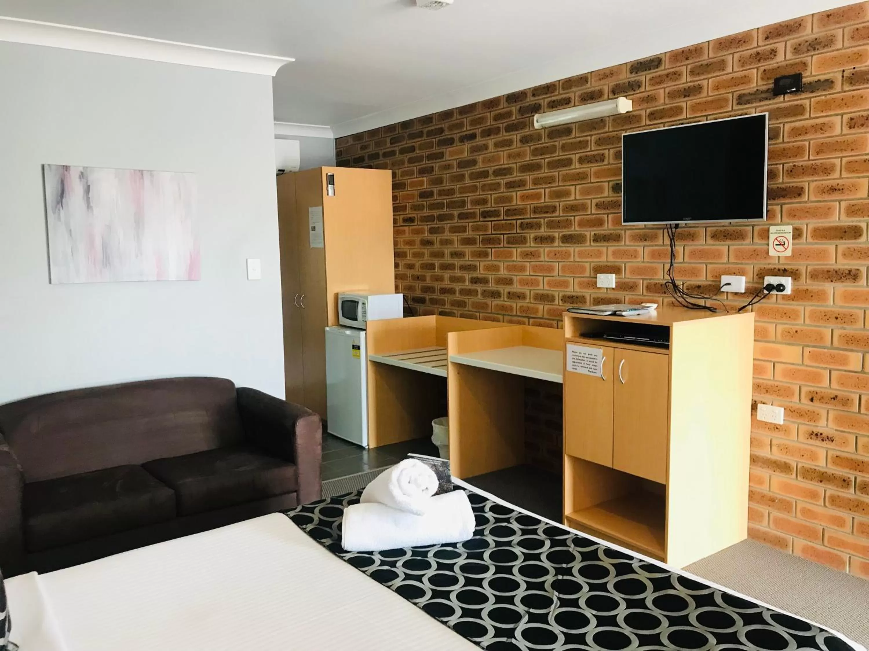 Bed in Jumbuck Motor Inn