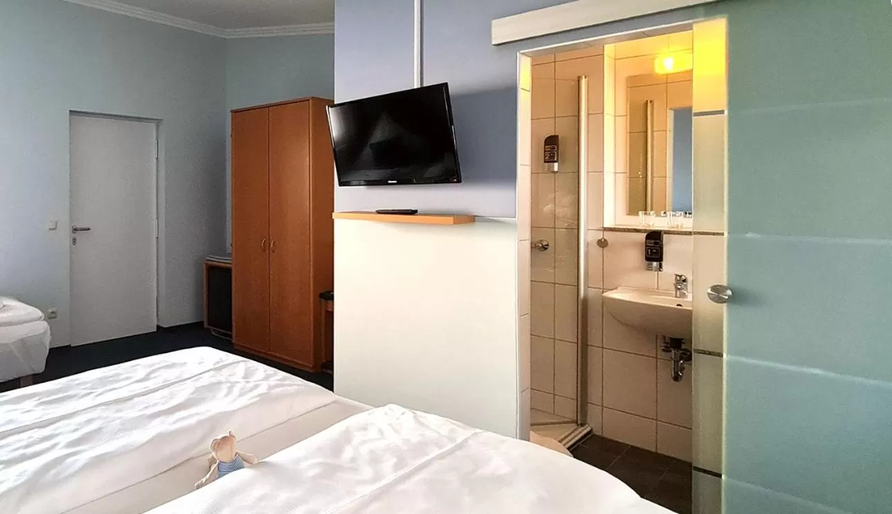 Photo of the whole room, Bed in Donau-Hotel