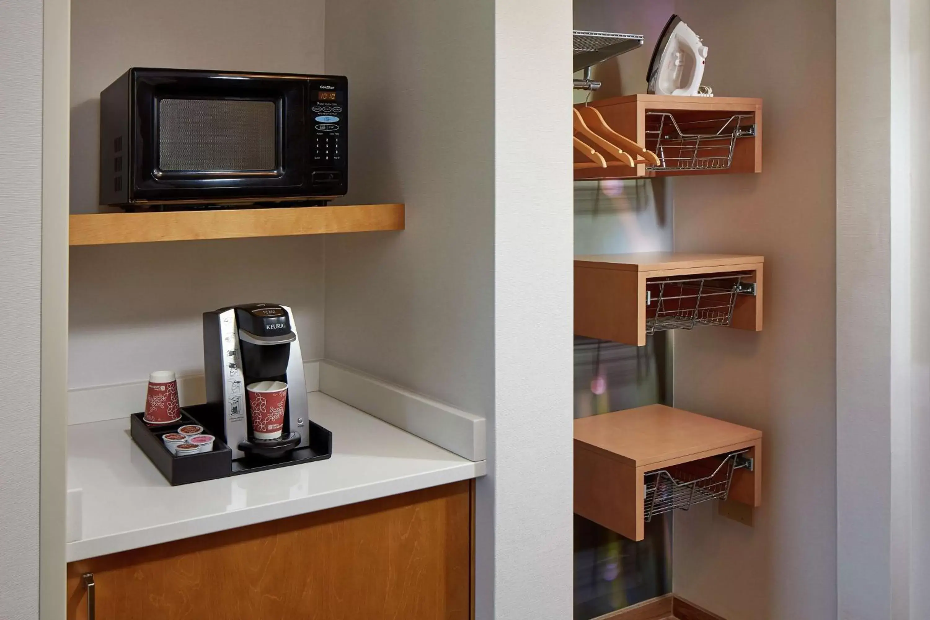 Queen Room with Two Queen Beds - Hearing Access in Hilton Garden Inn Portland Lake Oswego Queen Room with Two Queen Beds - Hearing Access in Hilton Garden Inn Portland Lake Oswego