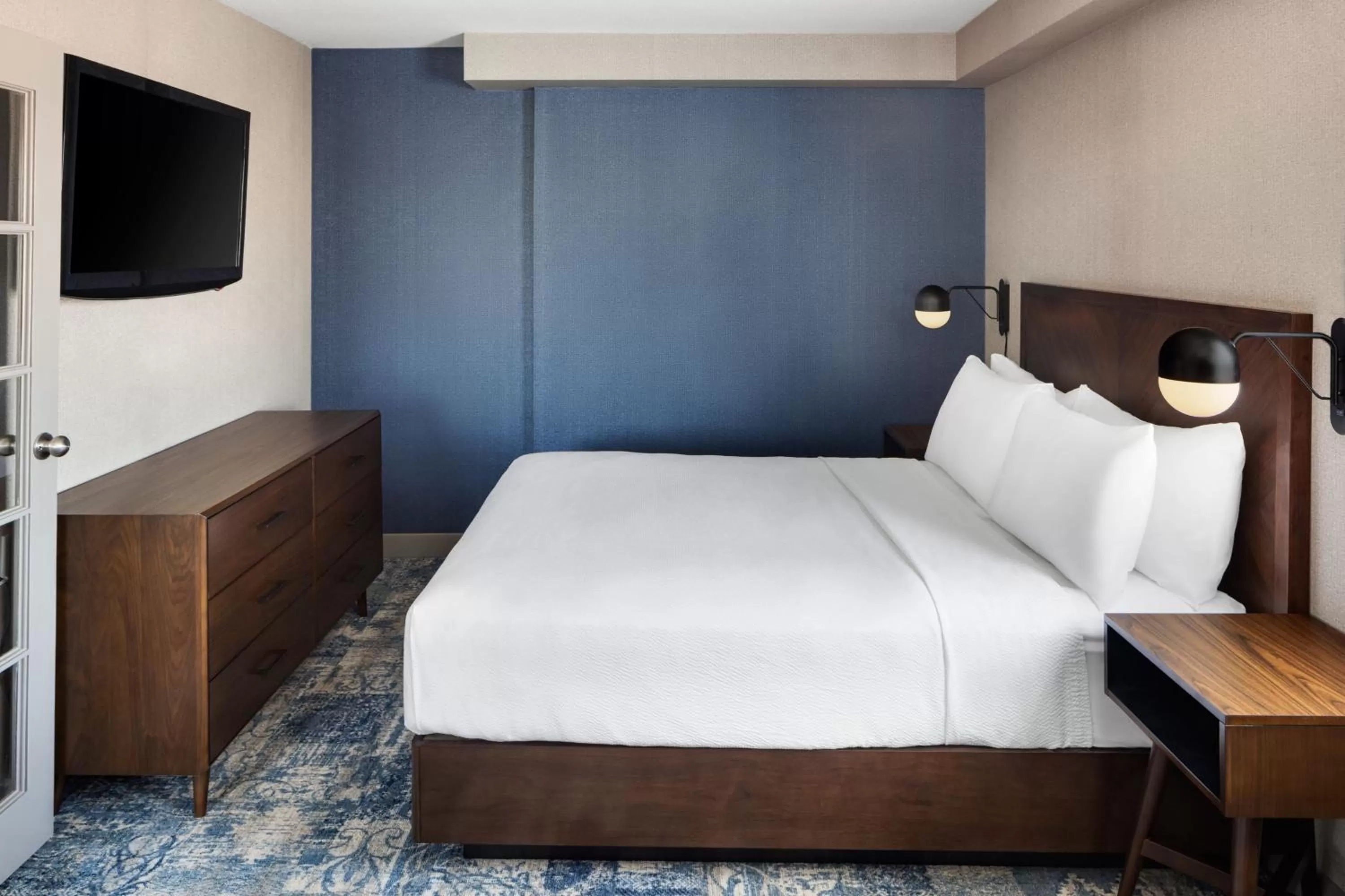 Bedroom, Bed in Four Points by Sheraton Edmonton South