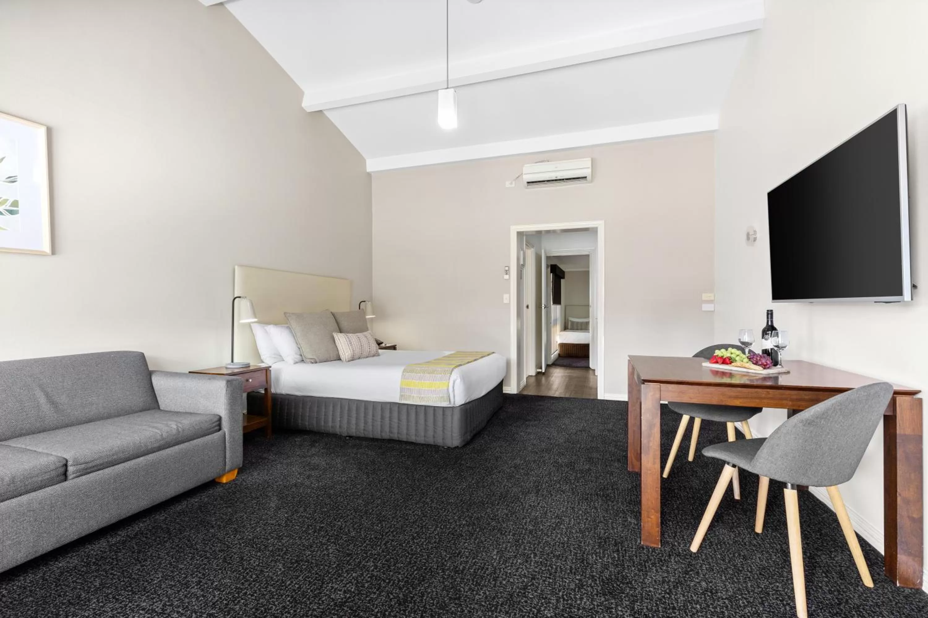 Bedroom, Bed in All Seasons Resort Hotel Bendigo