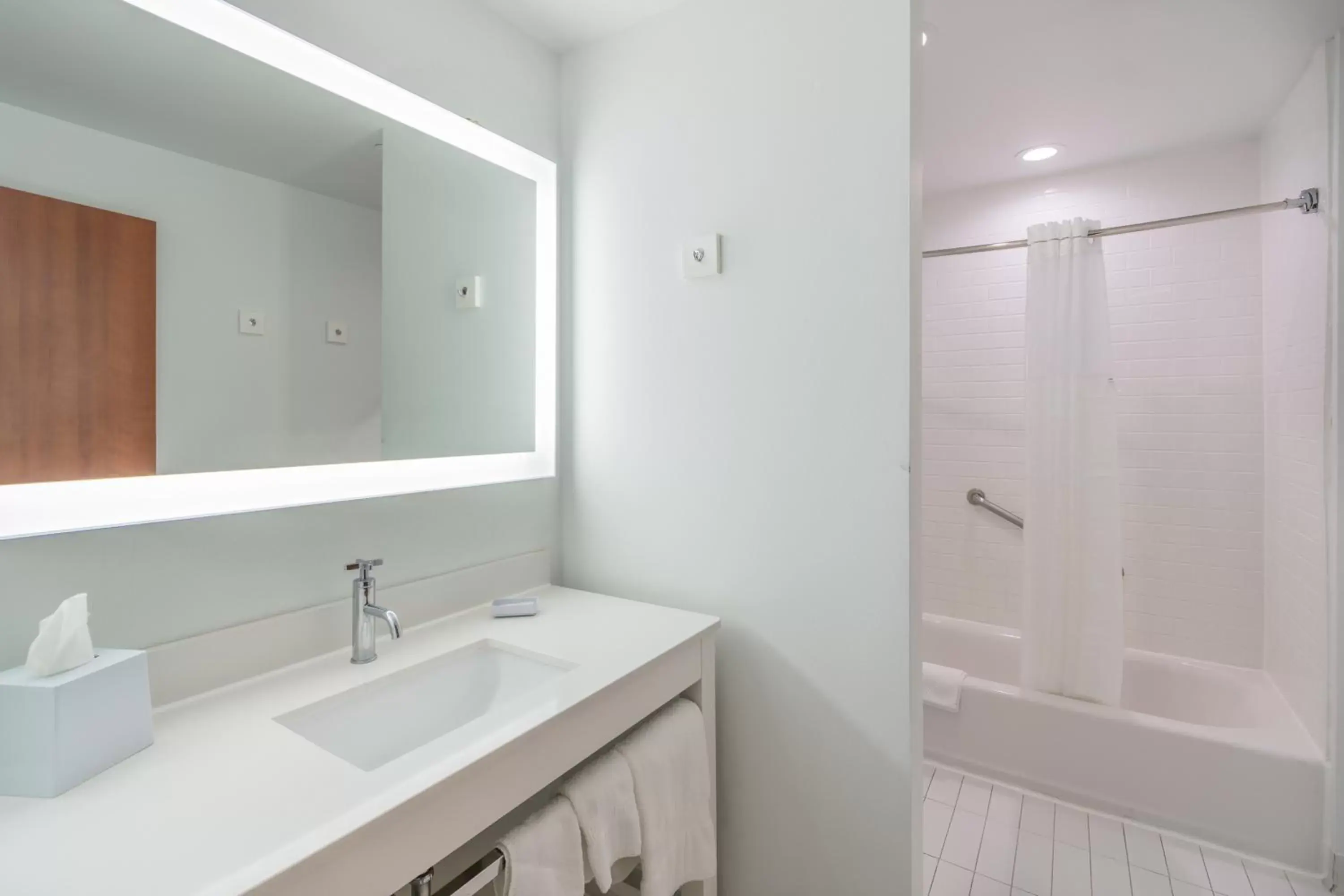 King Room - Accessible/Non Smoking in Clarion Pointe Galveston Seawall King Room - Accessible/Non Smoking in Clarion Pointe Galveston Seawall