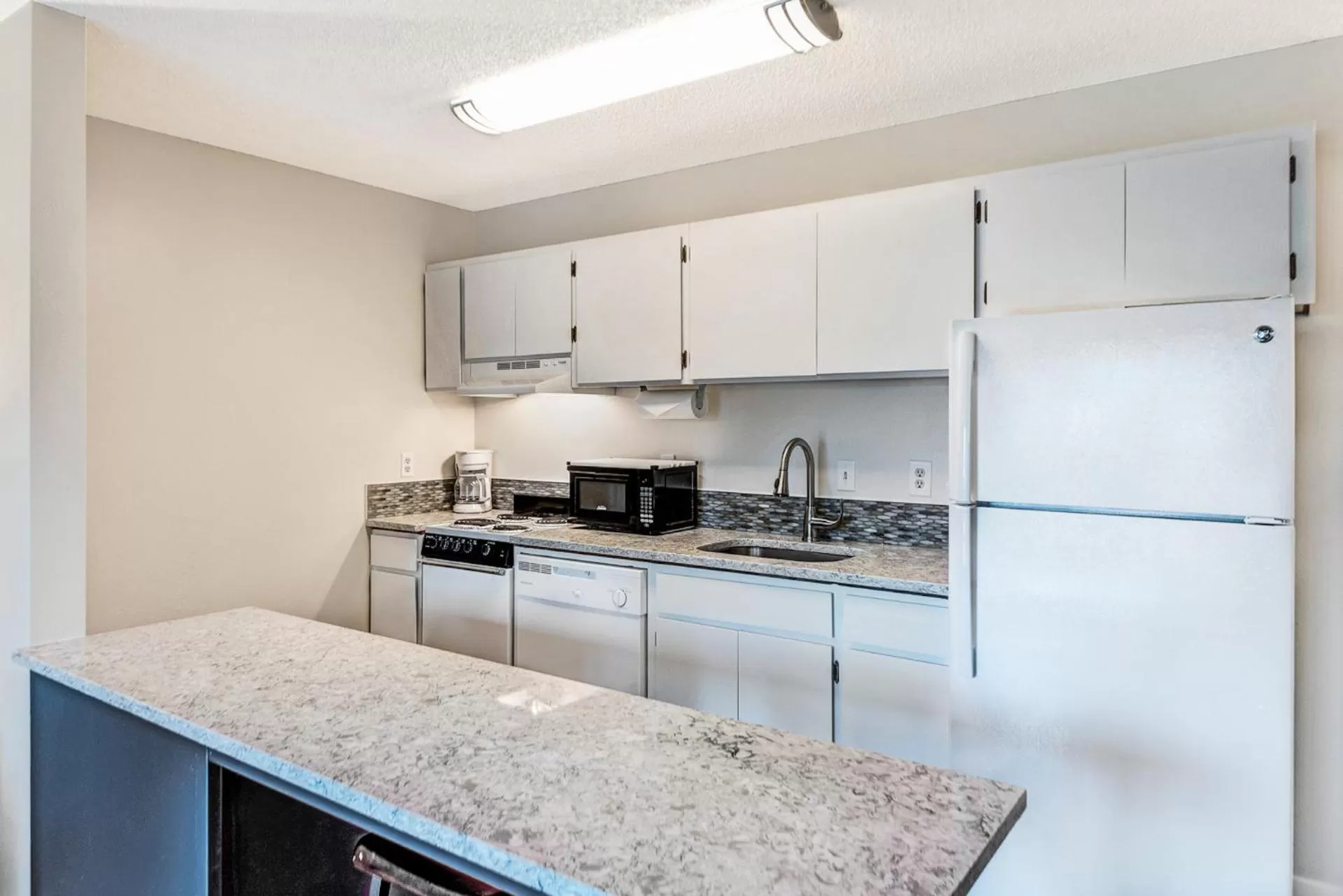 Kitchen or kitchenette, Kitchen/Kitchenette in Bend Riverside Condos