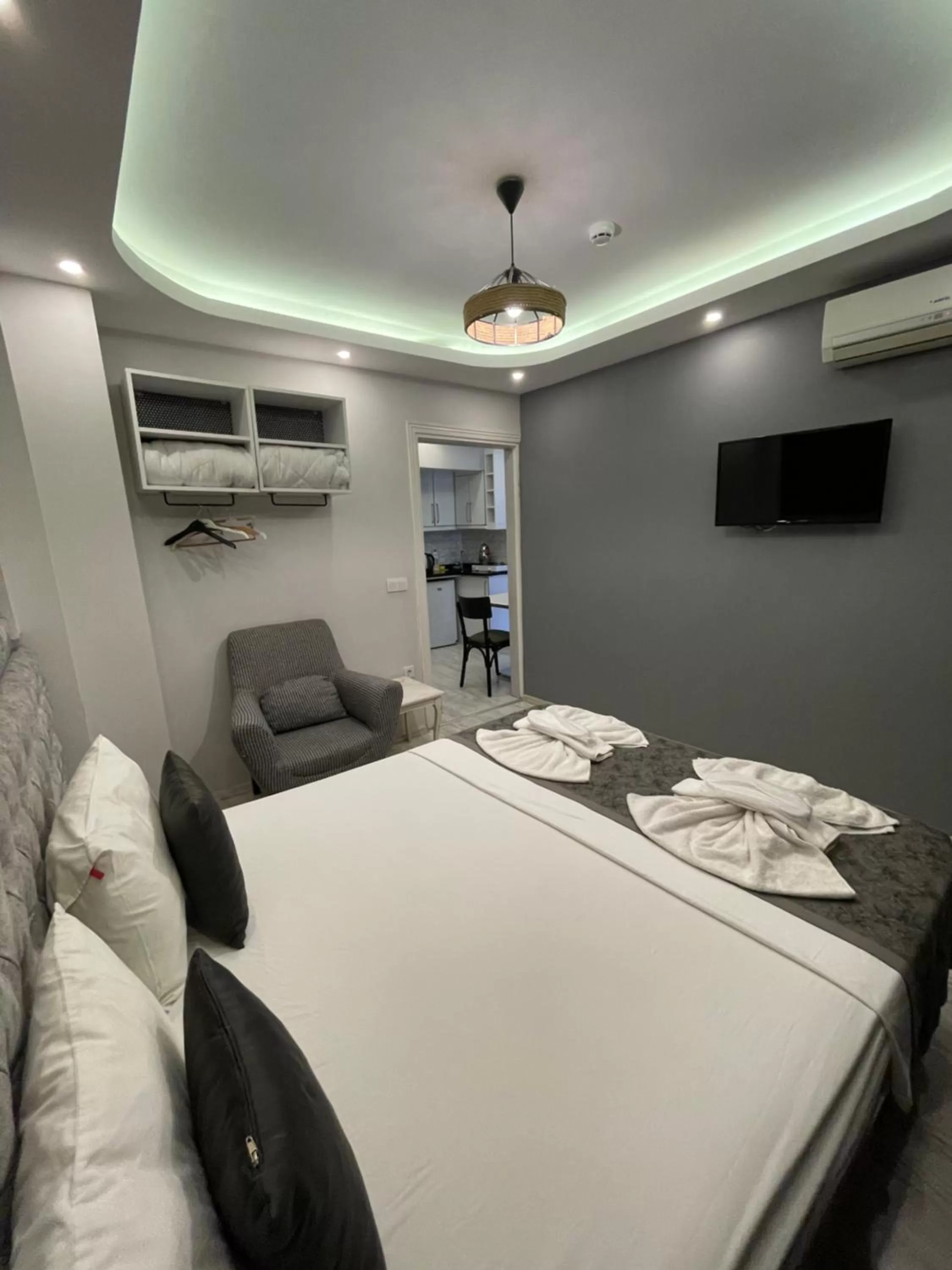 Communal lounge/ TV room, Bed in Arat Apartments