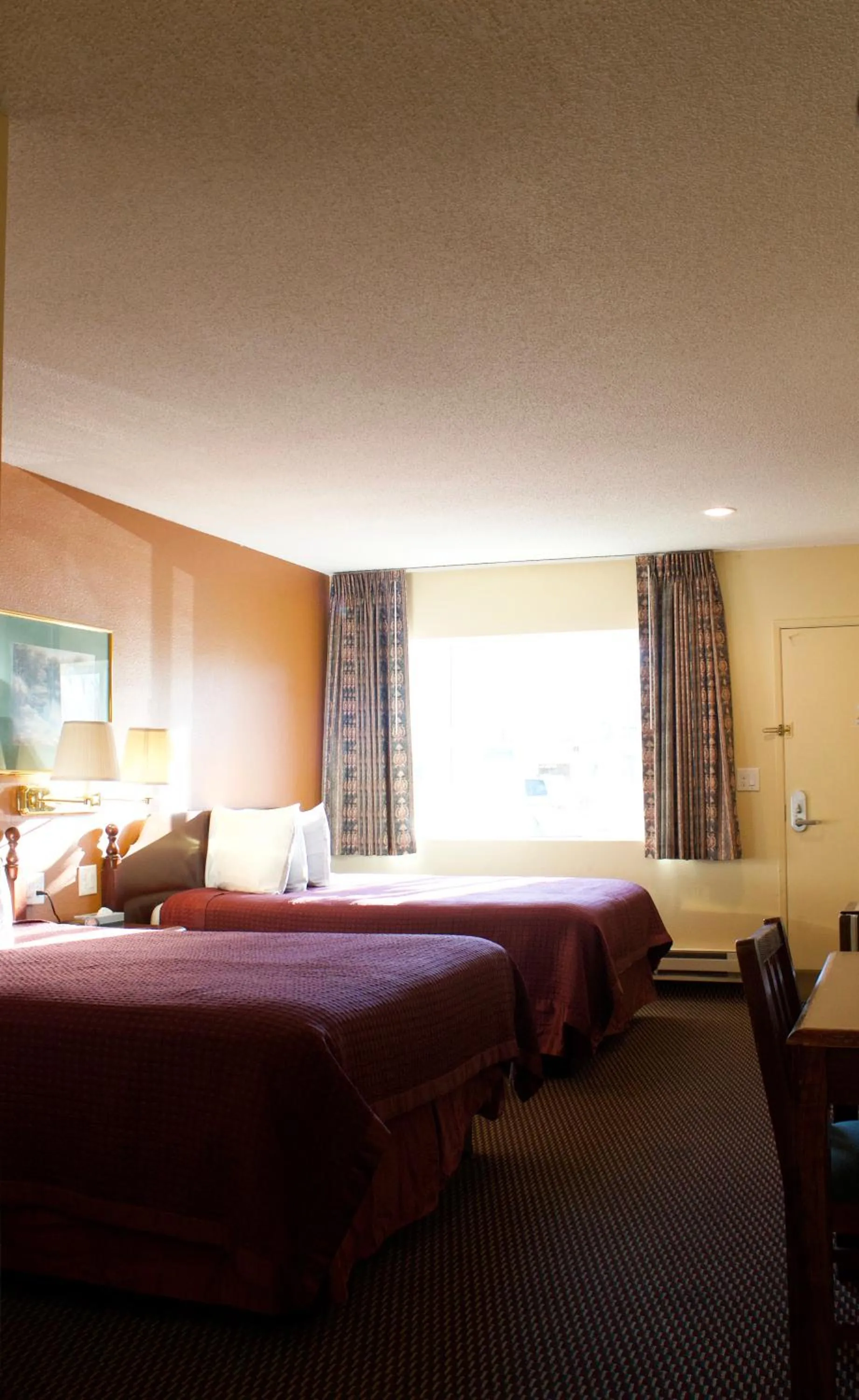 Bedroom, Bed in Knights Inn Salem