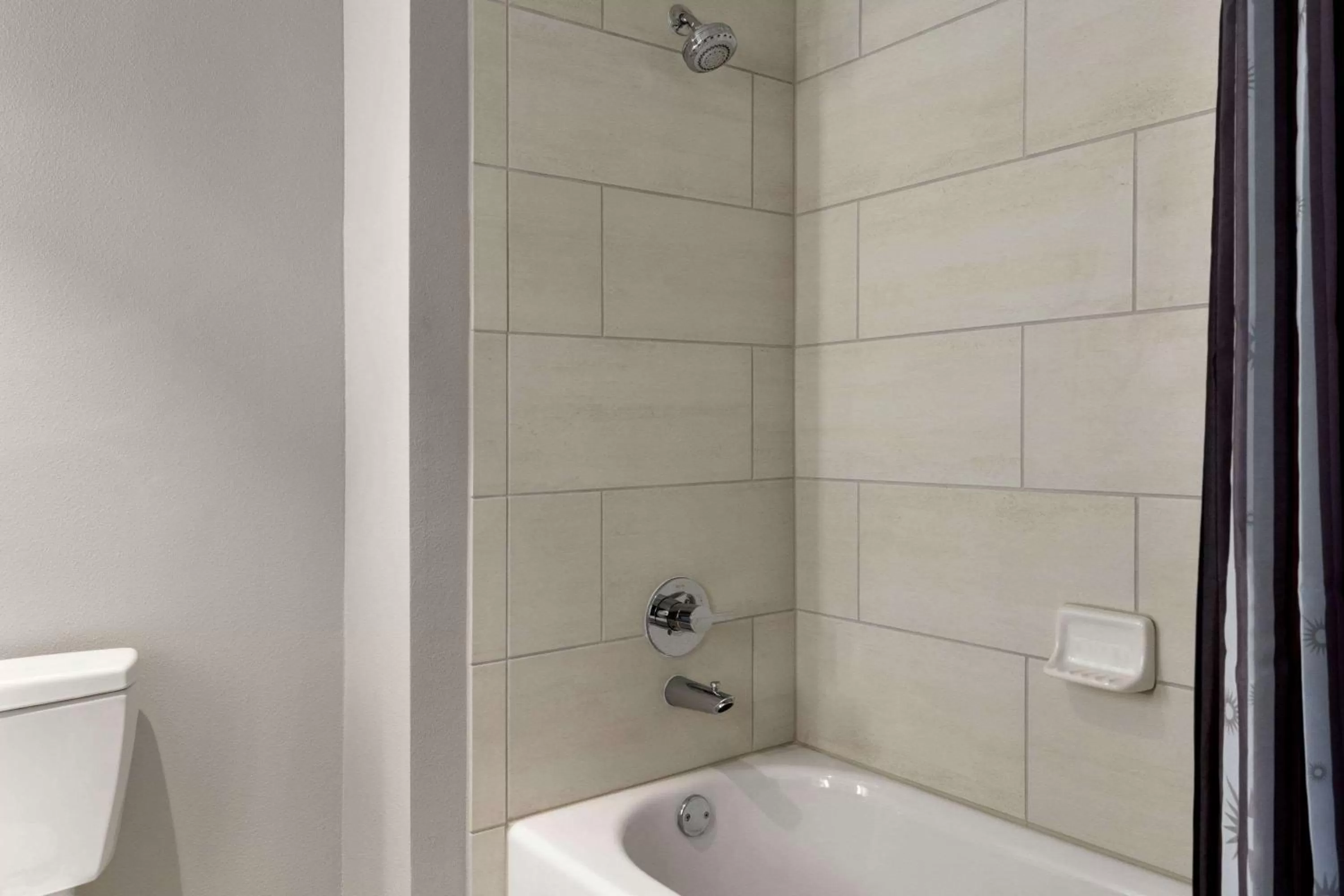 Bathroom in La Quinta Inn & Suites by Wyndham Orlando I-Drive Theme Parks