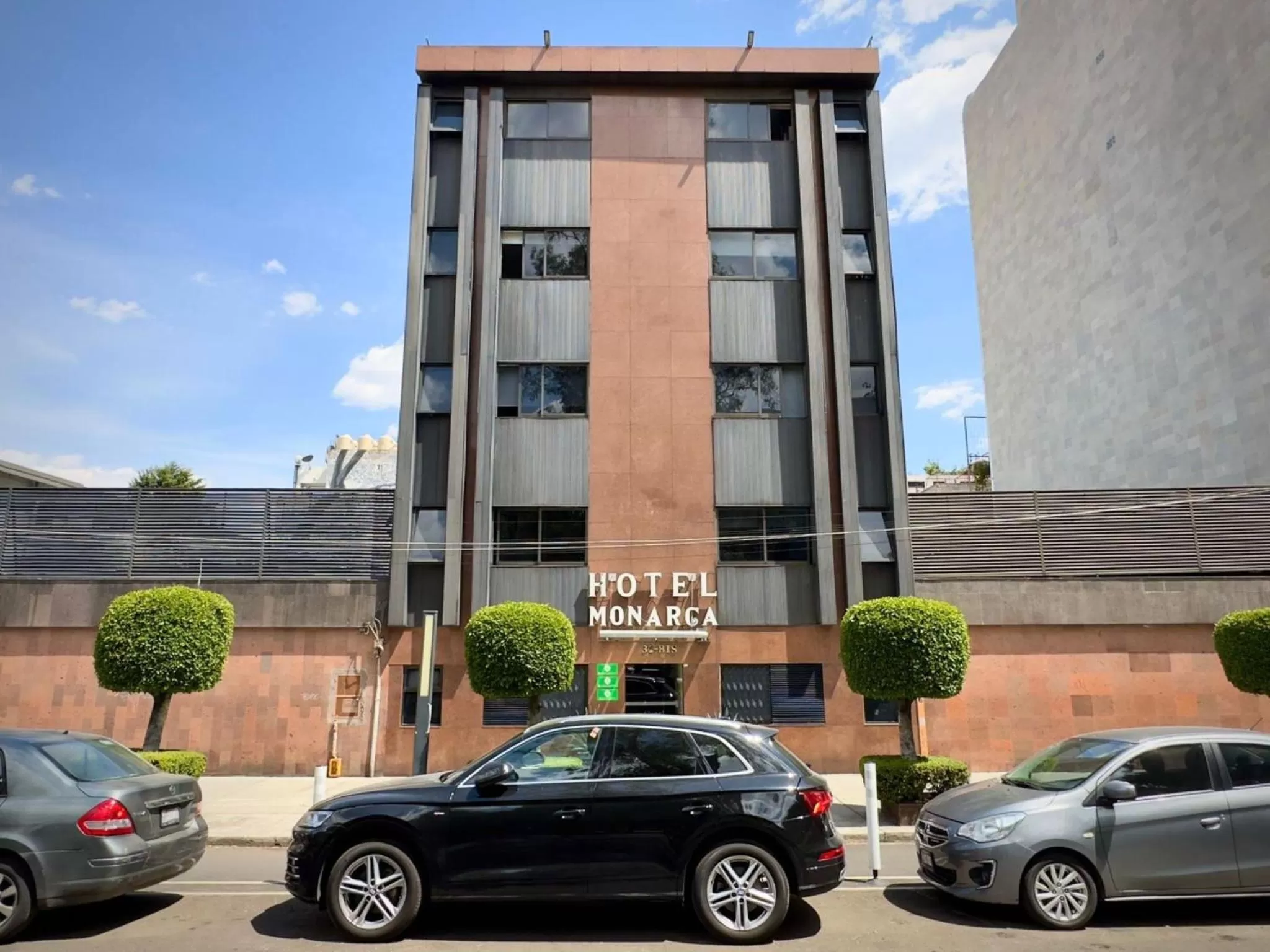 Facade/entrance in Hotel Monarca