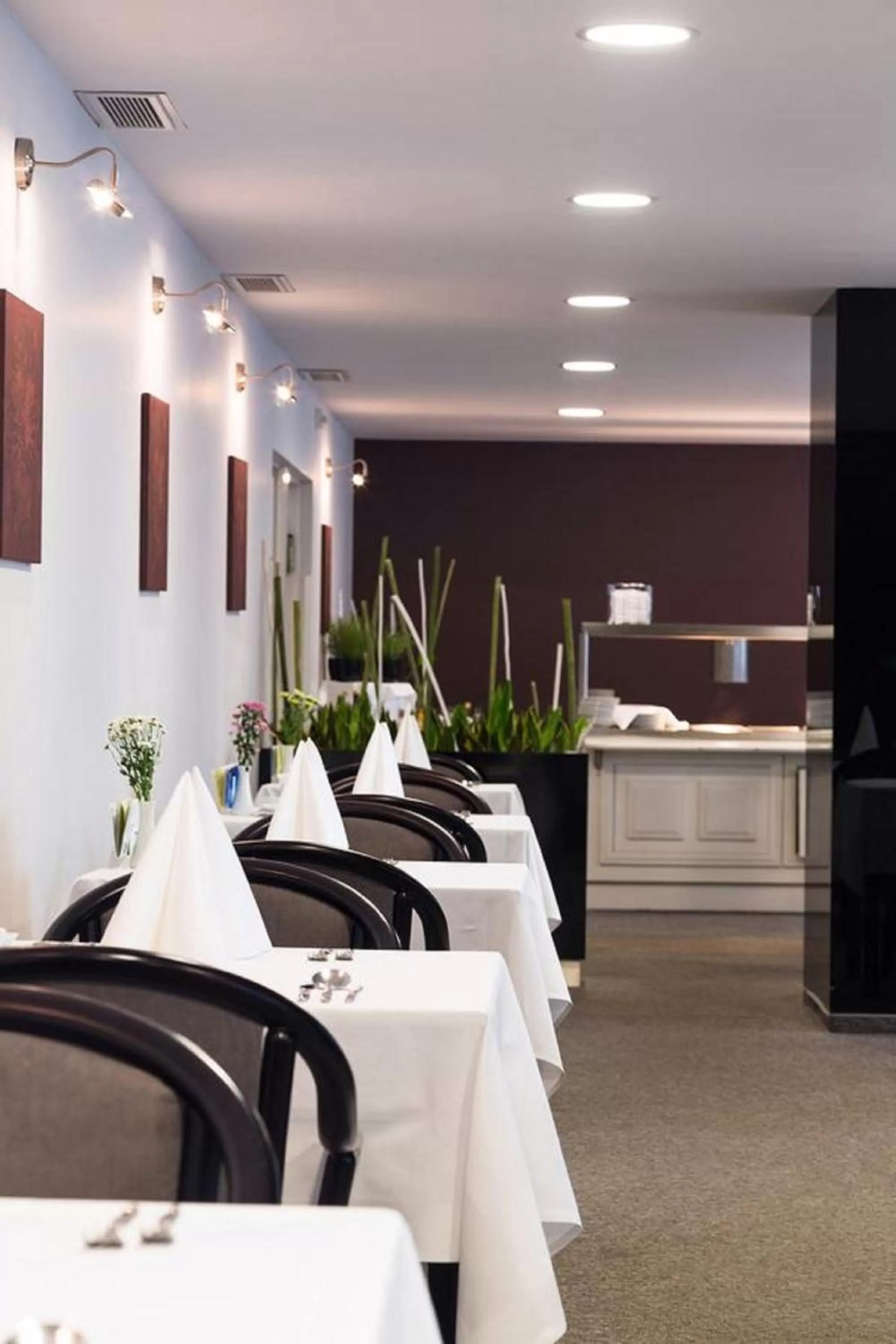 Restaurant/places to eat in Ensana Esplanade