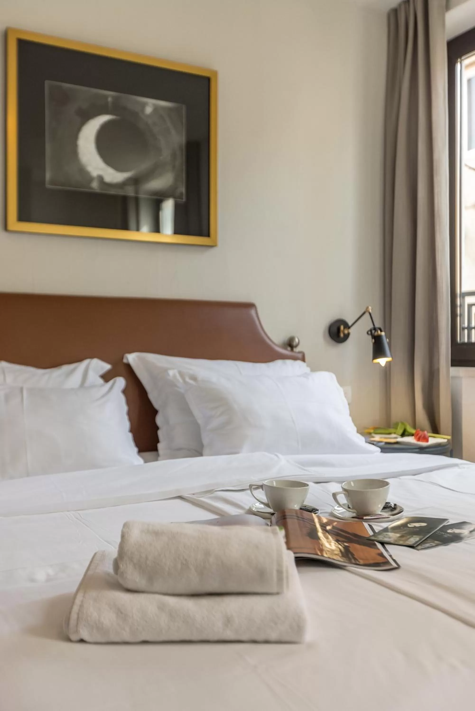 Bed in Leonis Restaurant & Rooms