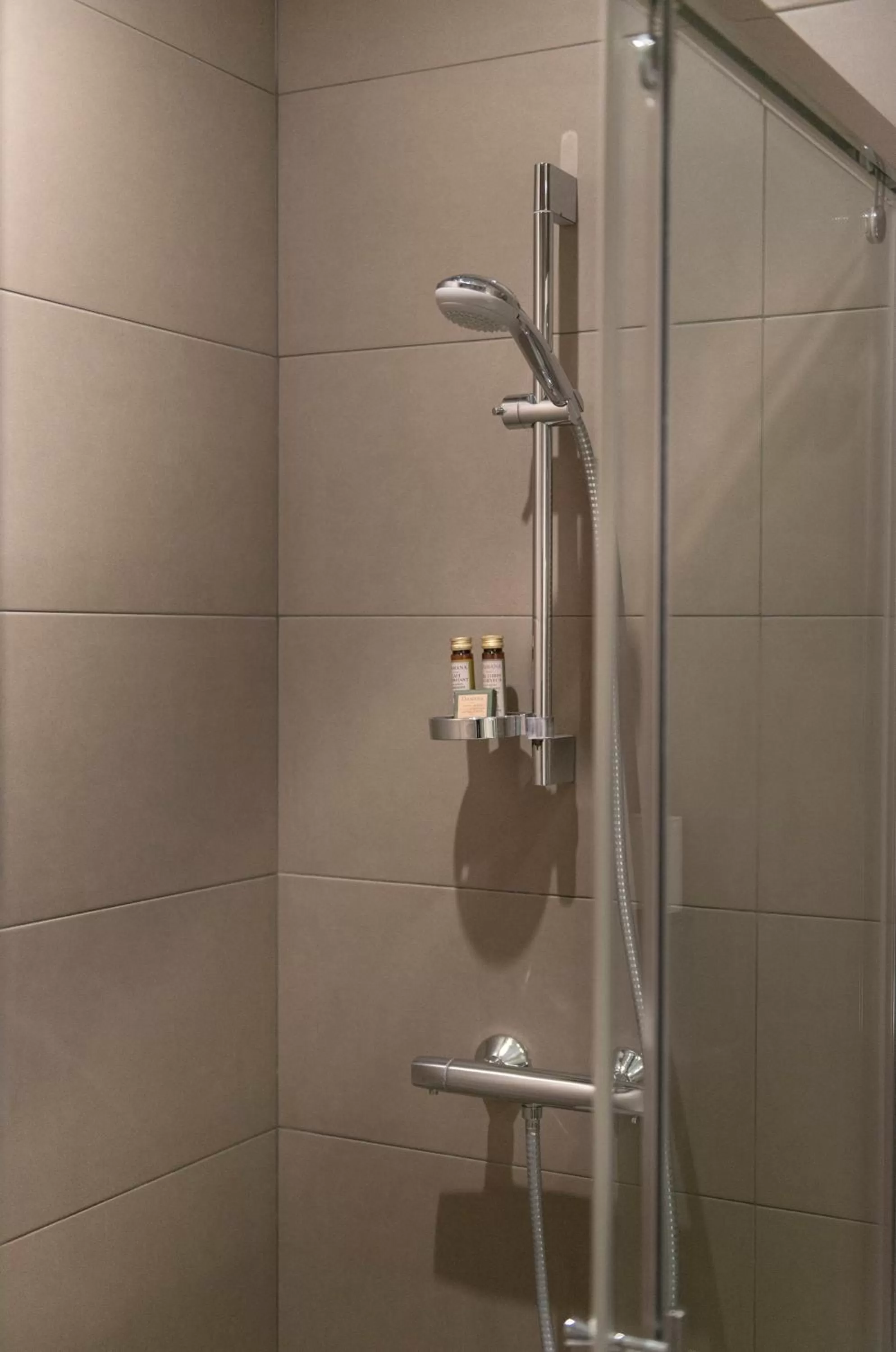 Shower in Hotel Corona -Rodier-