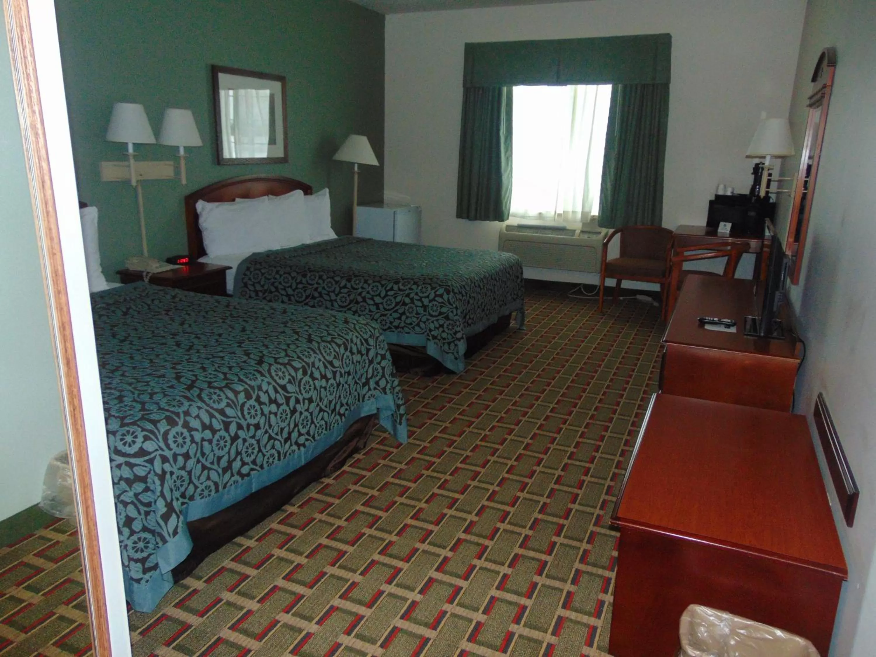 TV and multimedia, Bed in Days Inn by Wyndham Pentwater