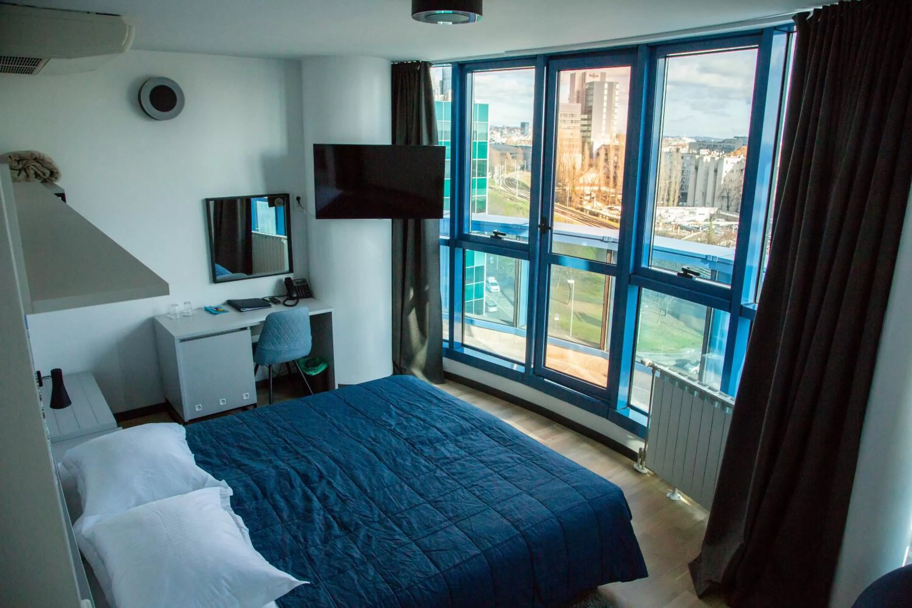 Bedroom, Bed in Hotel Blue