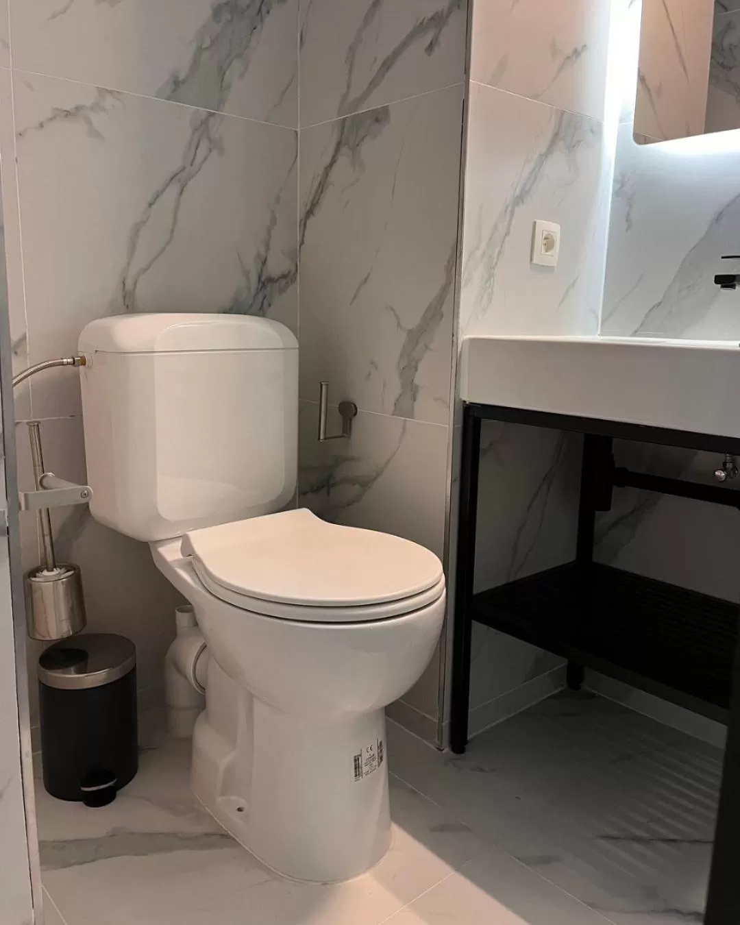 Toilet in Hôtel La Pièce