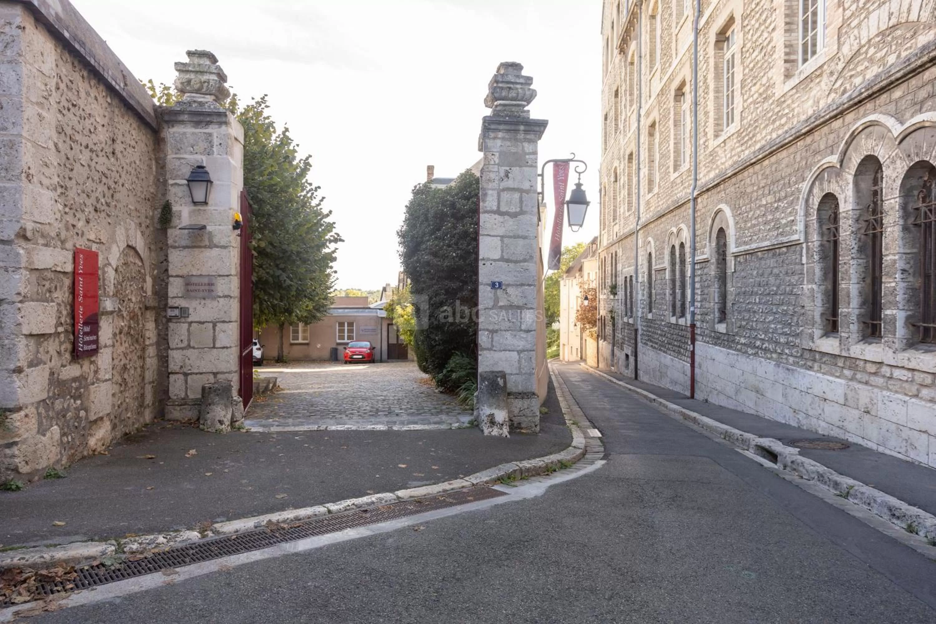 Property building in Hôtellerie Saint Yves