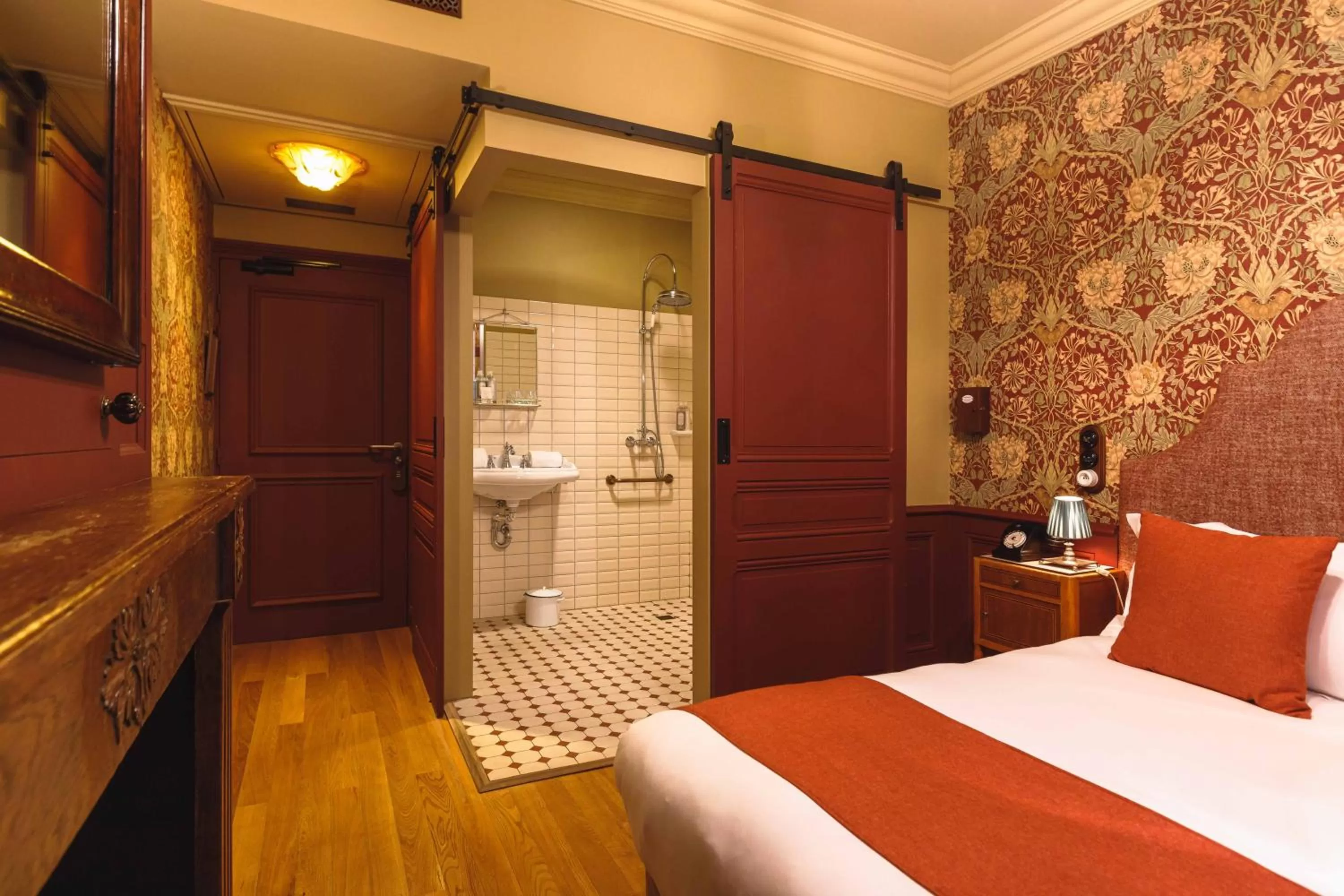 Photo of the whole room, Bed in Bayard Bellecour