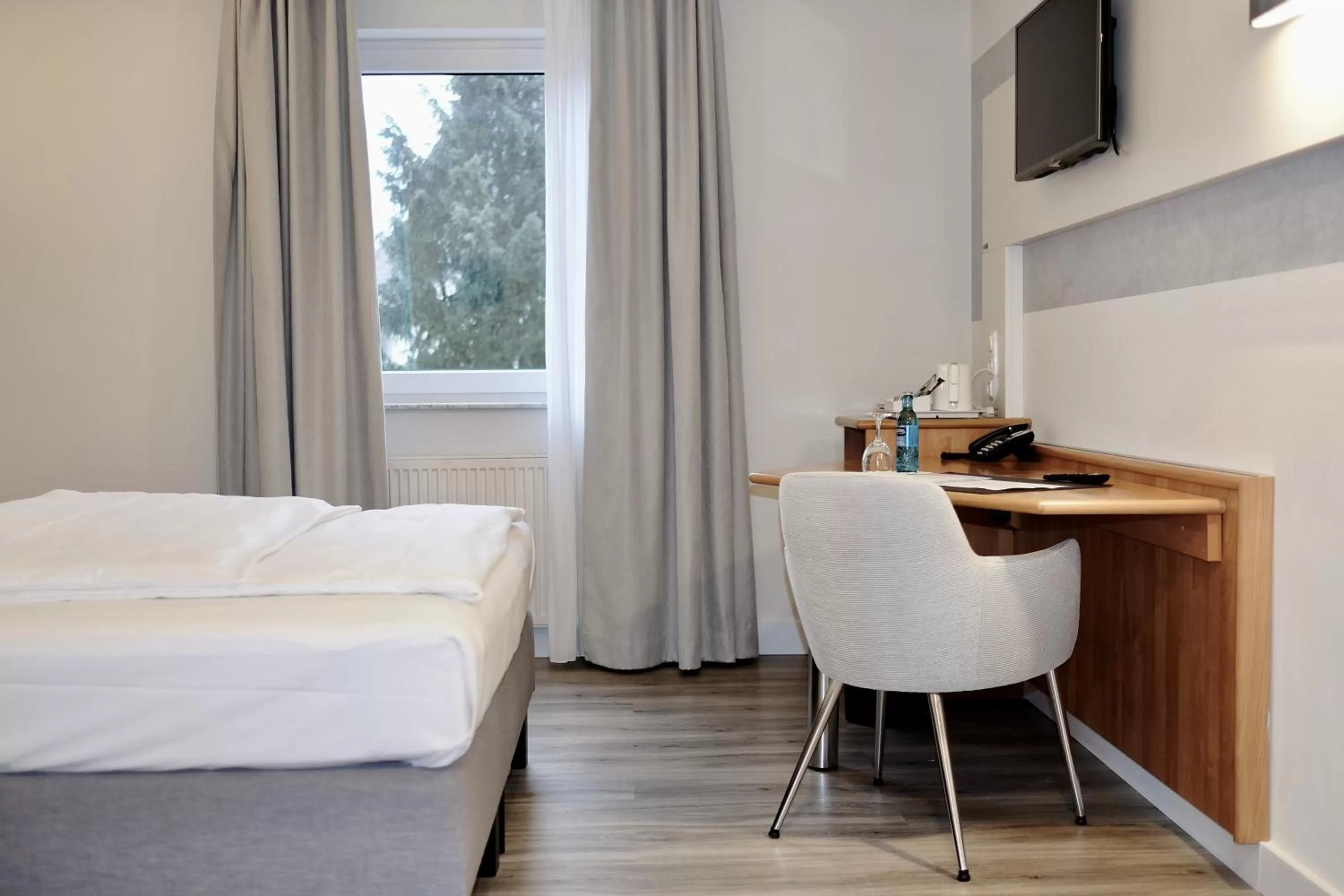 Photo of the whole room, Bed in Tulip Inn Frankfurt Airport