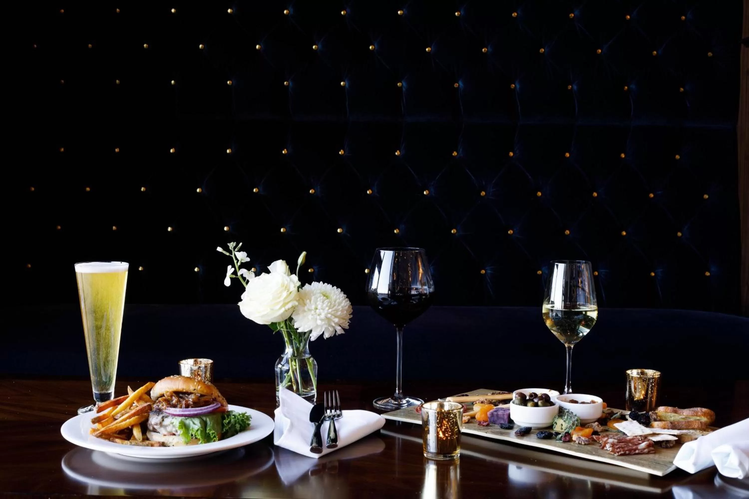 Lounge or bar in Hotel Carmichael, Autograph Collection