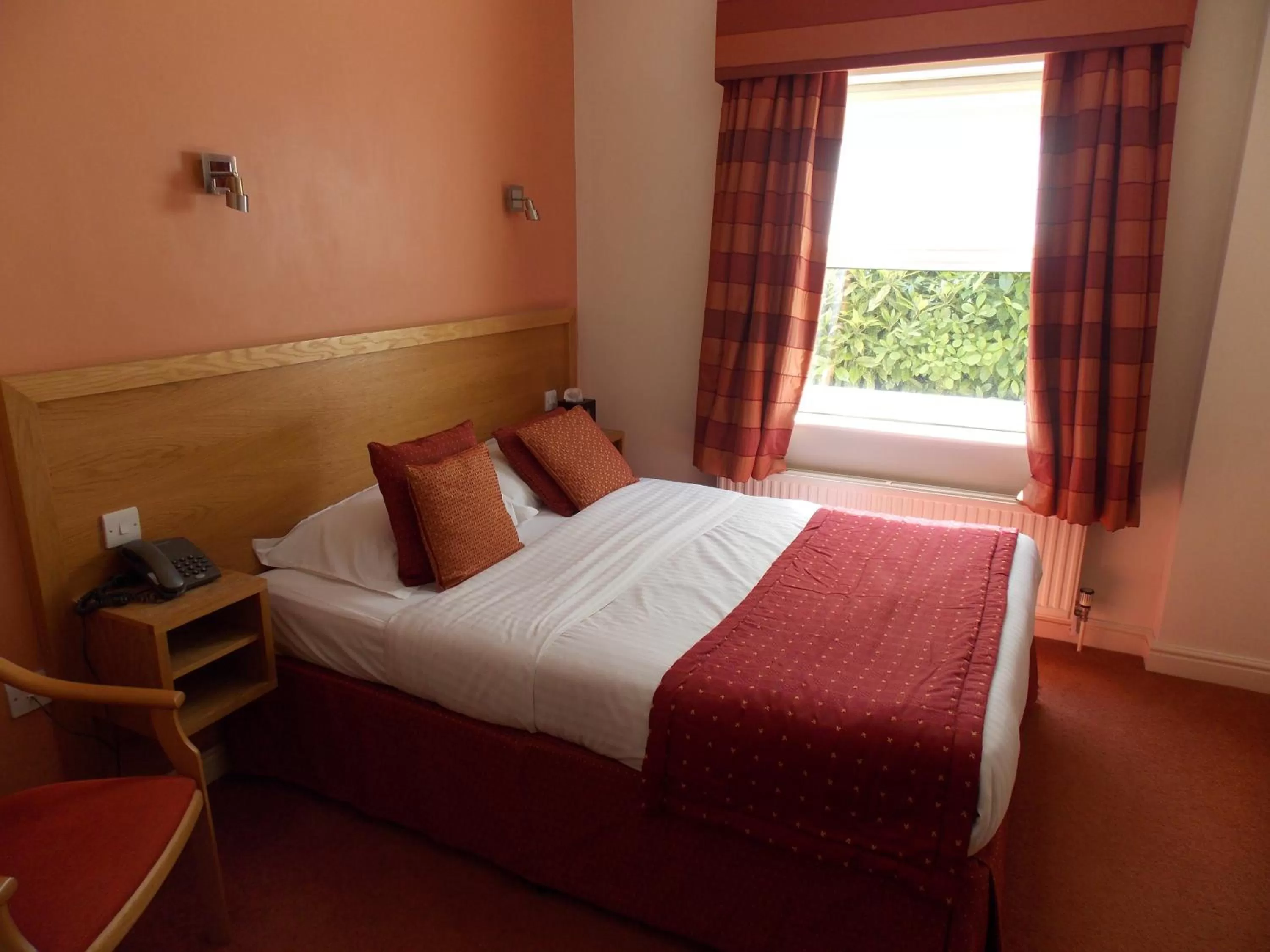 Bedroom, Bed in Woodlands Hotel