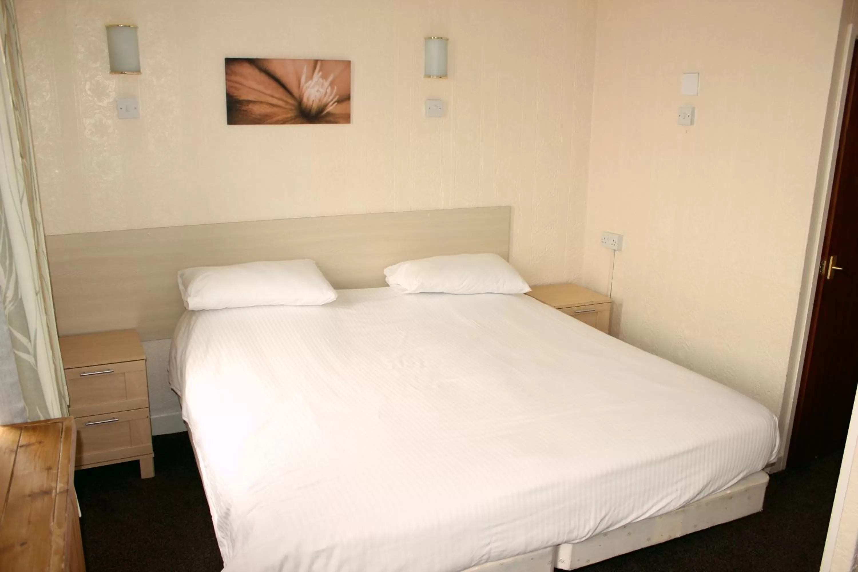 Bedroom, Bed in The Colwyn Hotel - near Pleasure Beach