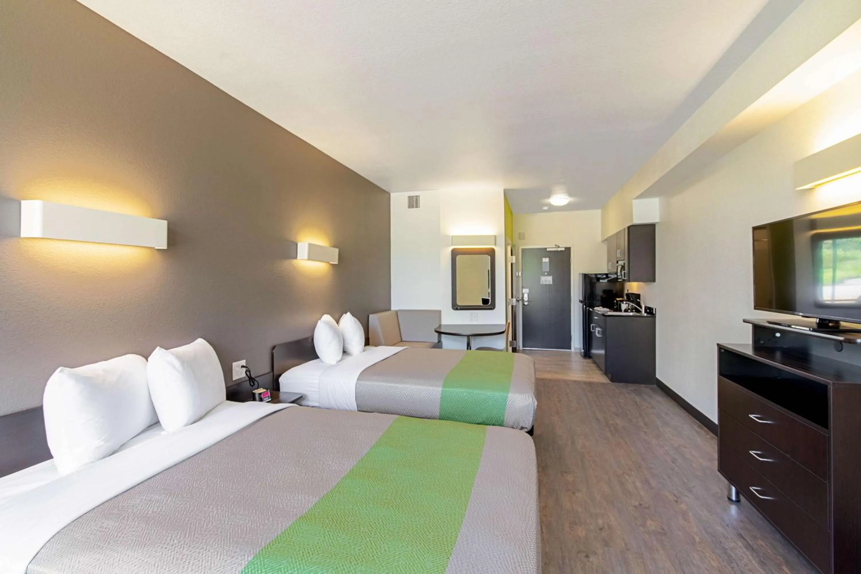 TV and multimedia, Bed in Studio 6 Austin Airport