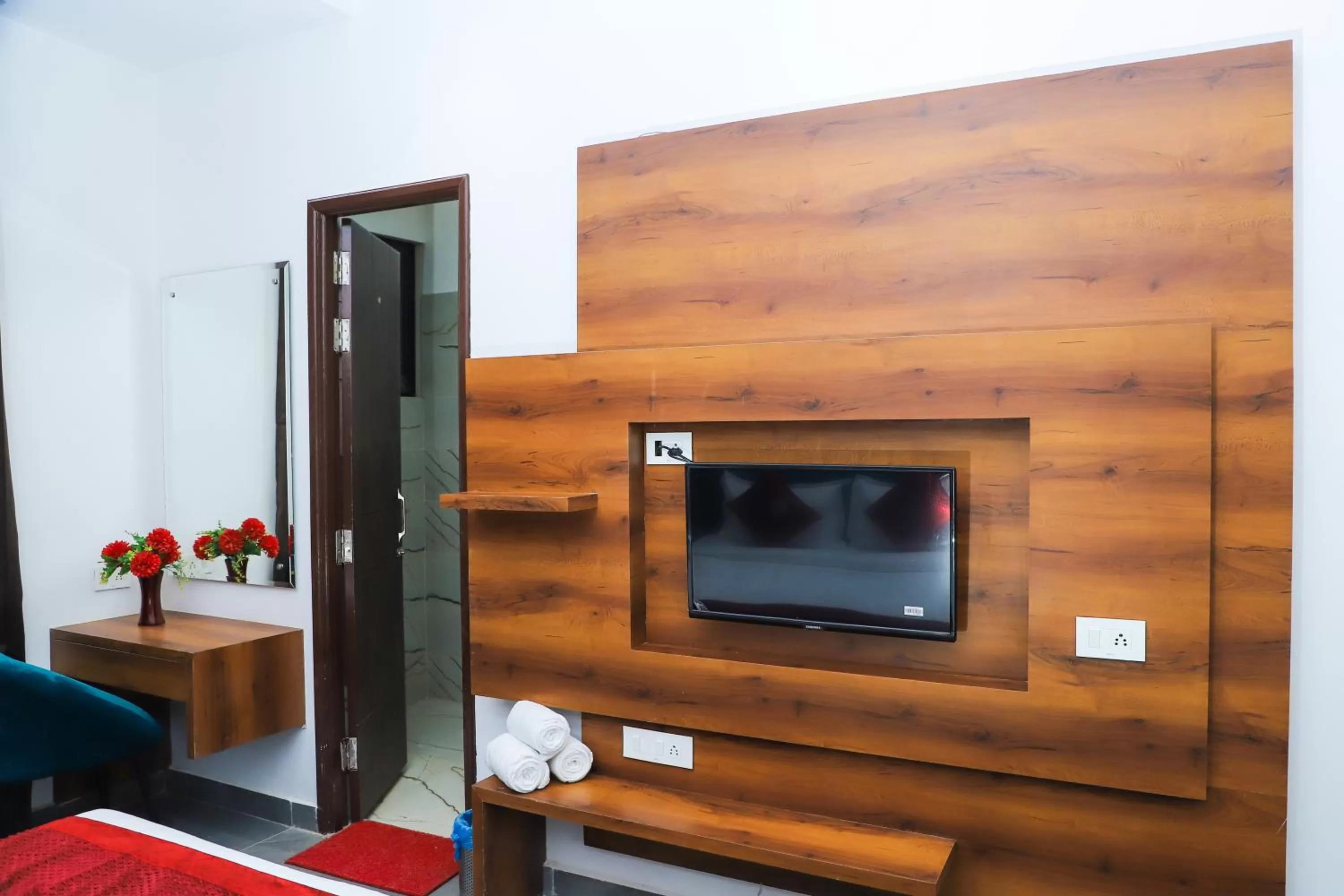 TV and multimedia in Hotel Dream Town By Cozy Hotels & Resorts