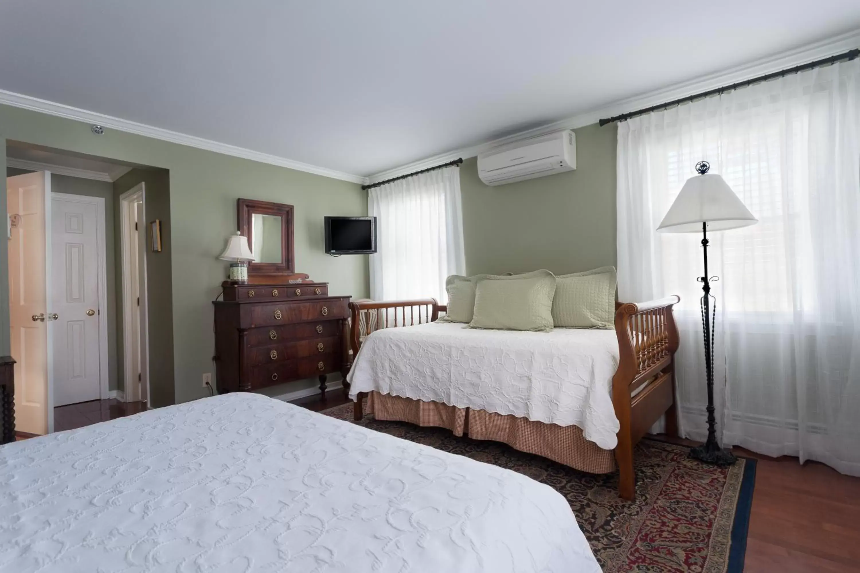 Standard Queen Room in The Inn at Manchester Standard Queen Room in The Inn at Manchester