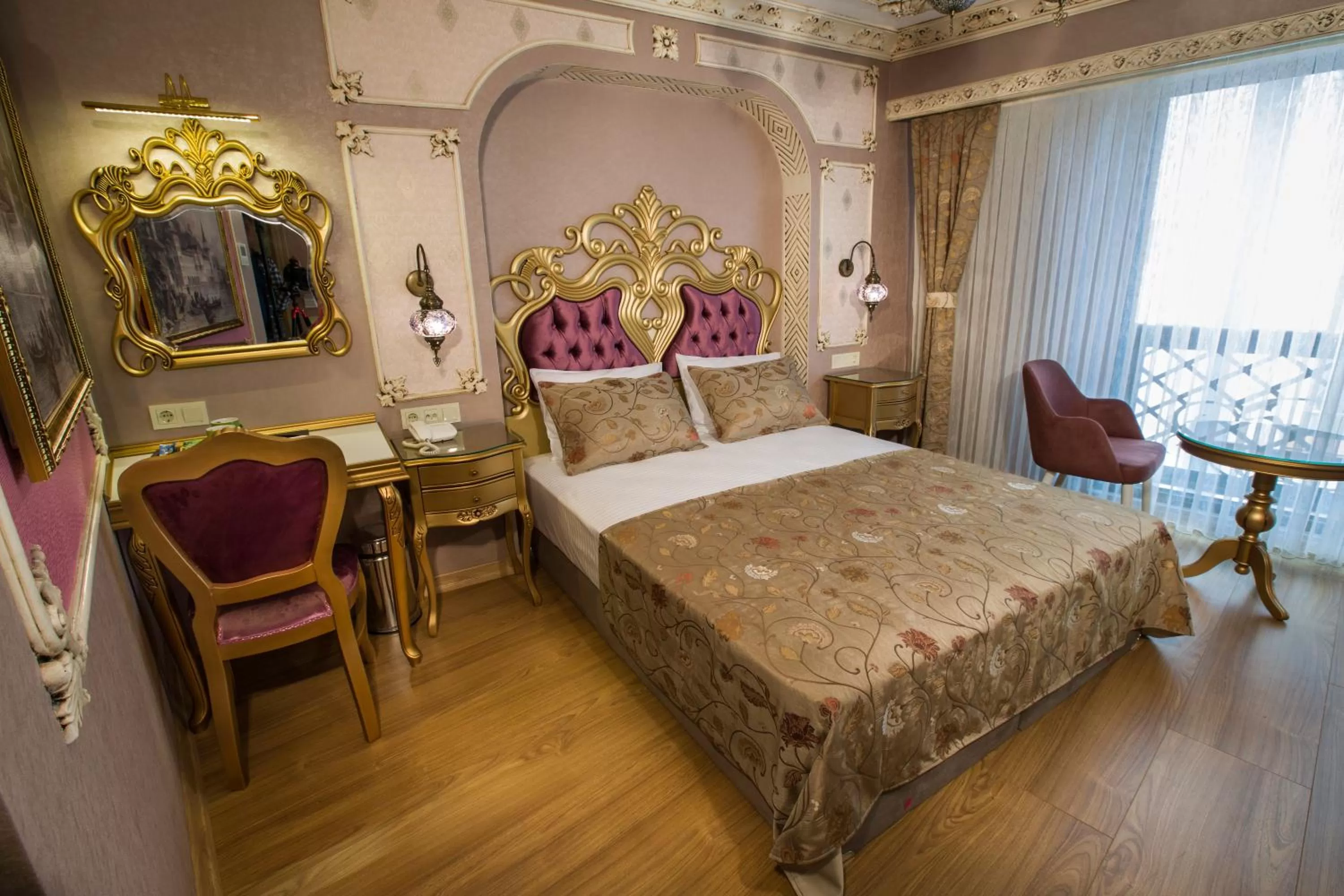 Photo of the whole room in Phosphorion