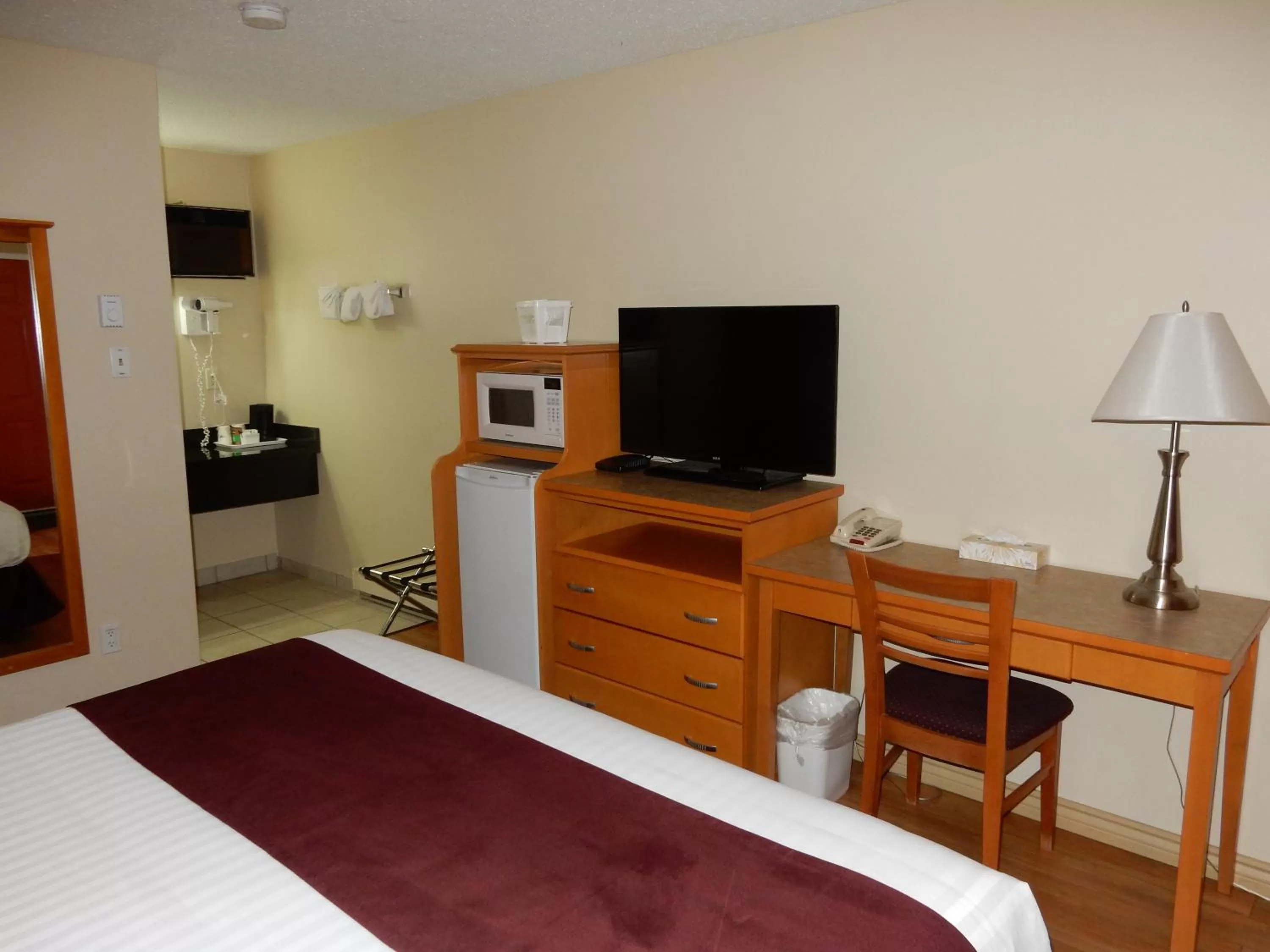 Bed in Canadas Best Value Inn & Suites-Vernon