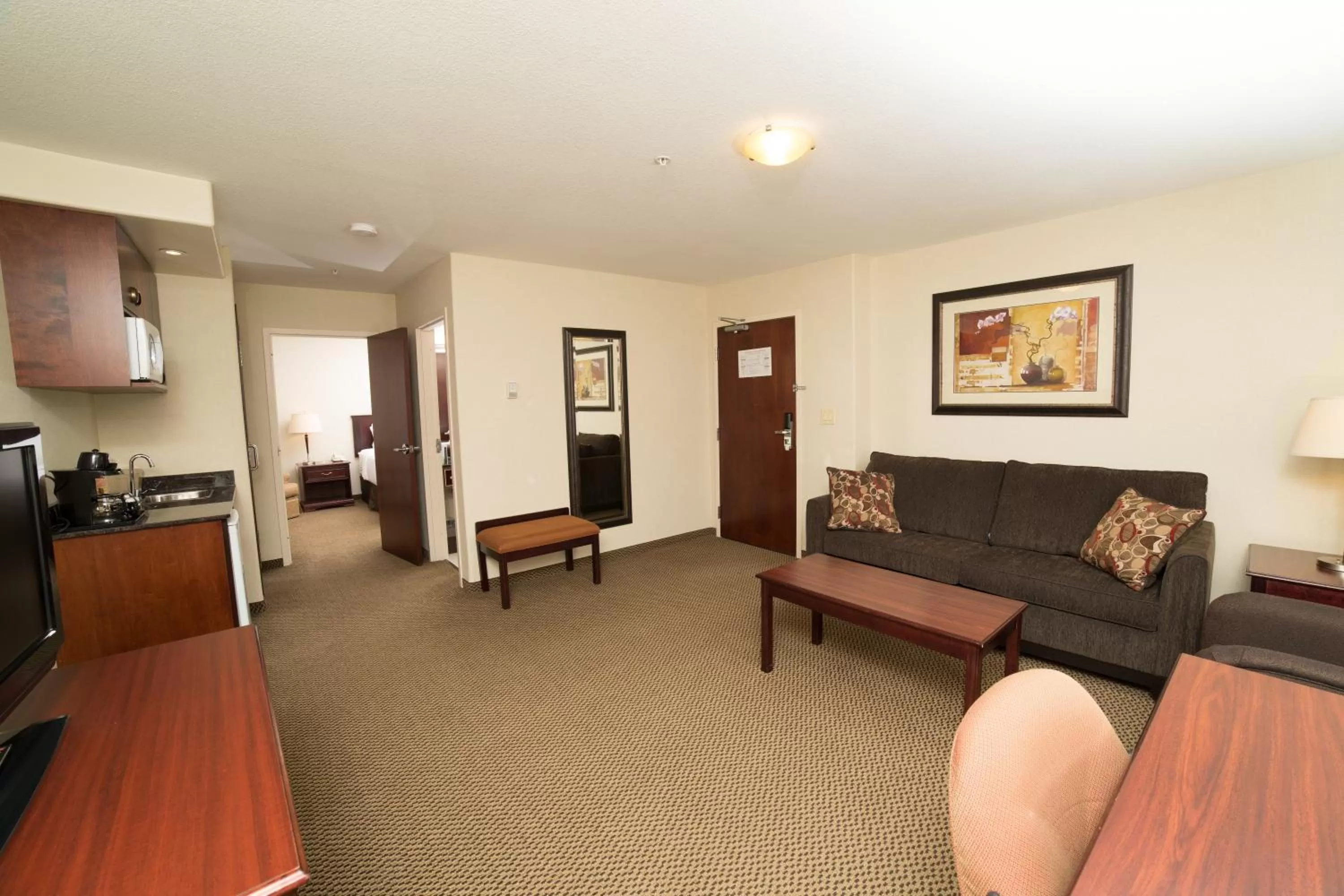 Living room in Holiday Inn & Suites Lloydminster by IHG