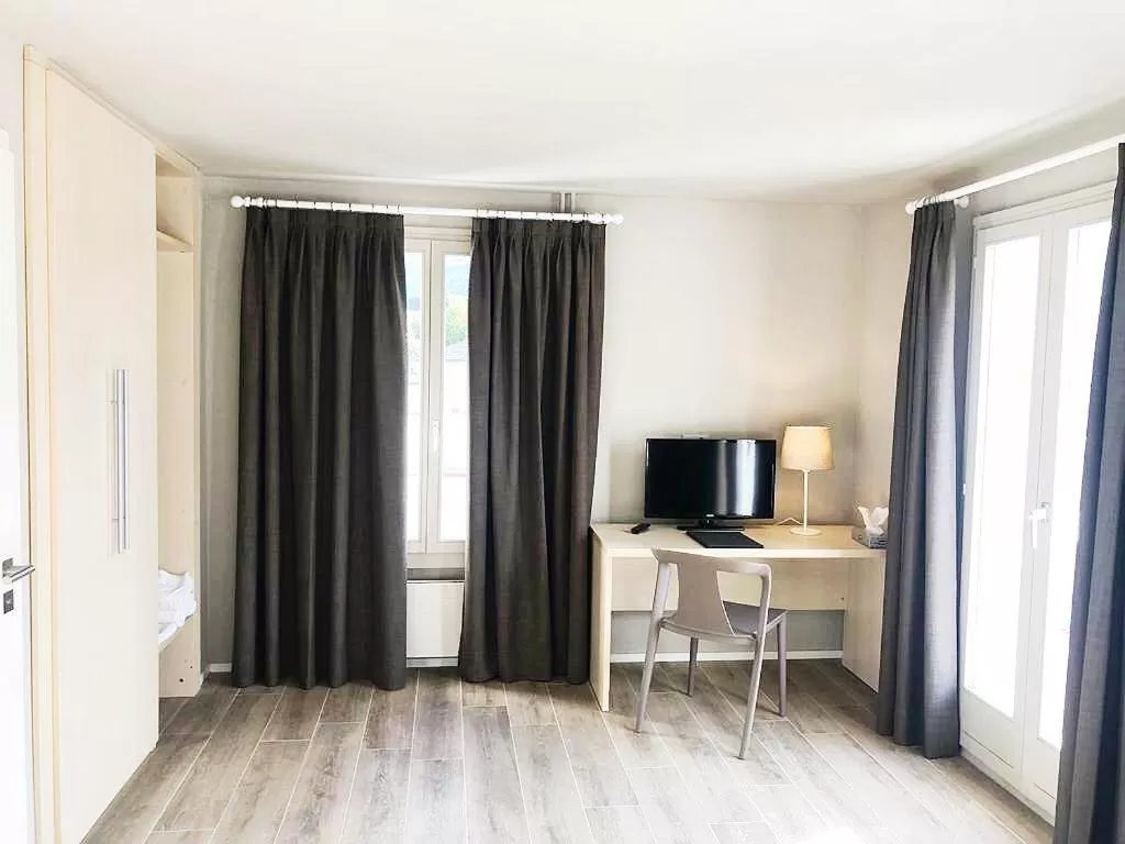 Bedroom, TV/Entertainment Center in Hotel pas de Cheville