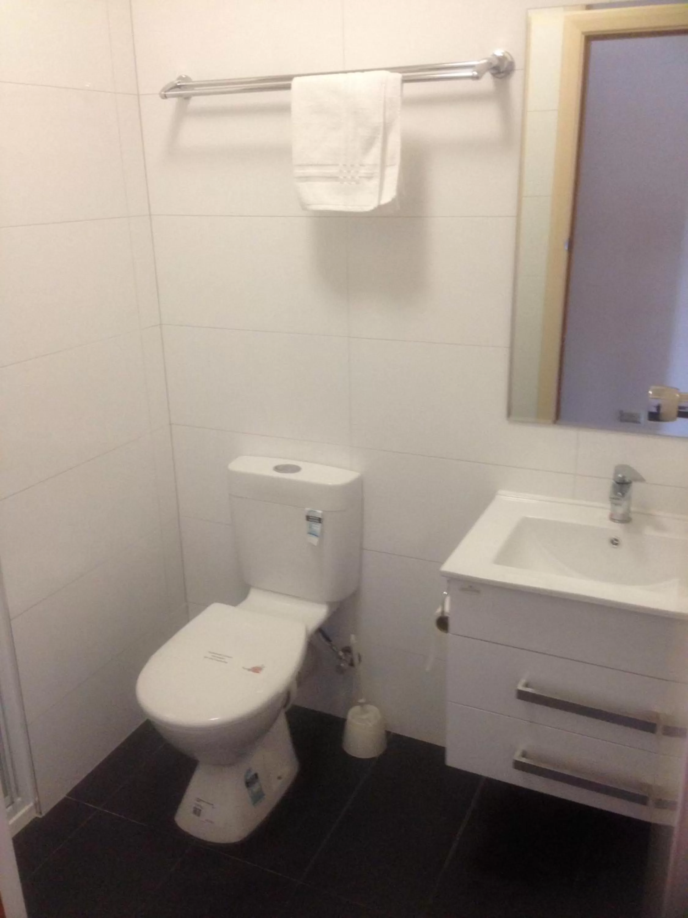 Bathroom in The Wharf Hotel